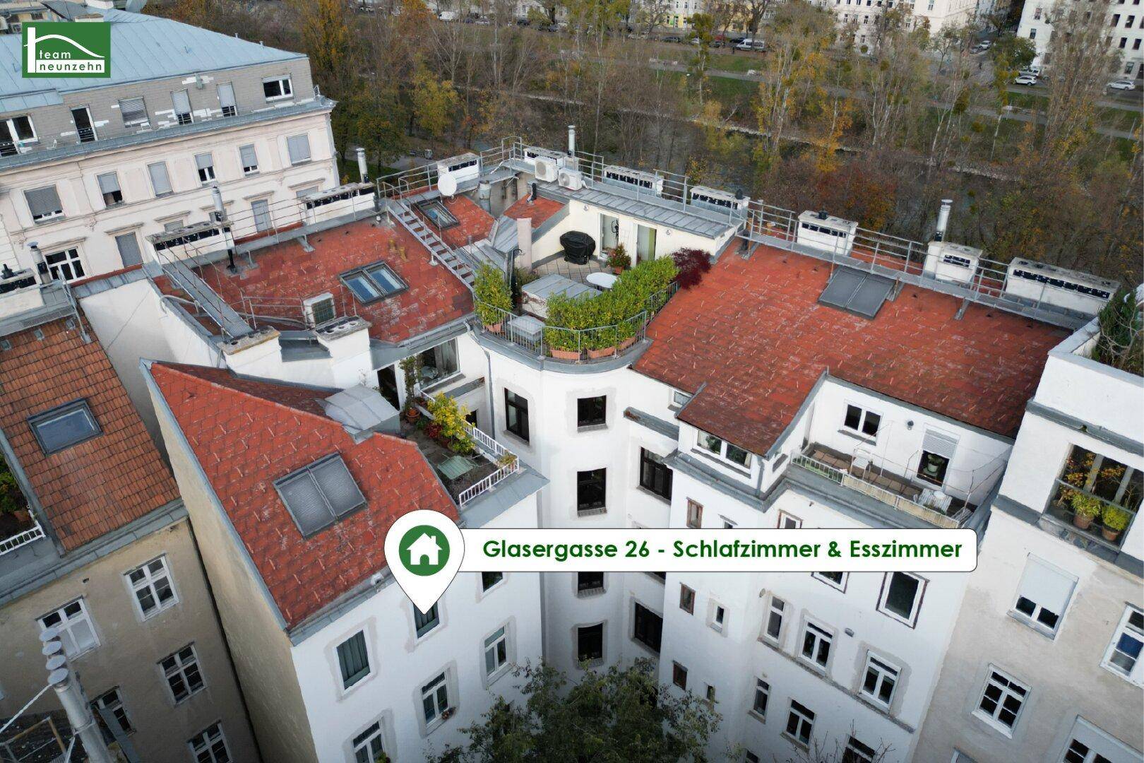 Dachlandschaft eines Wohnkomplexes mit mehreren Dachterrassen und Begrünung.