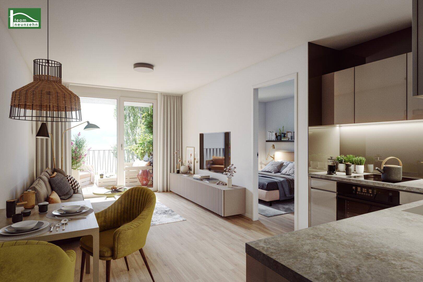 Modernes Wohn-Esszimmer mit offener Küche, Holzboden und Zugang zu einem möblierten Balkon.