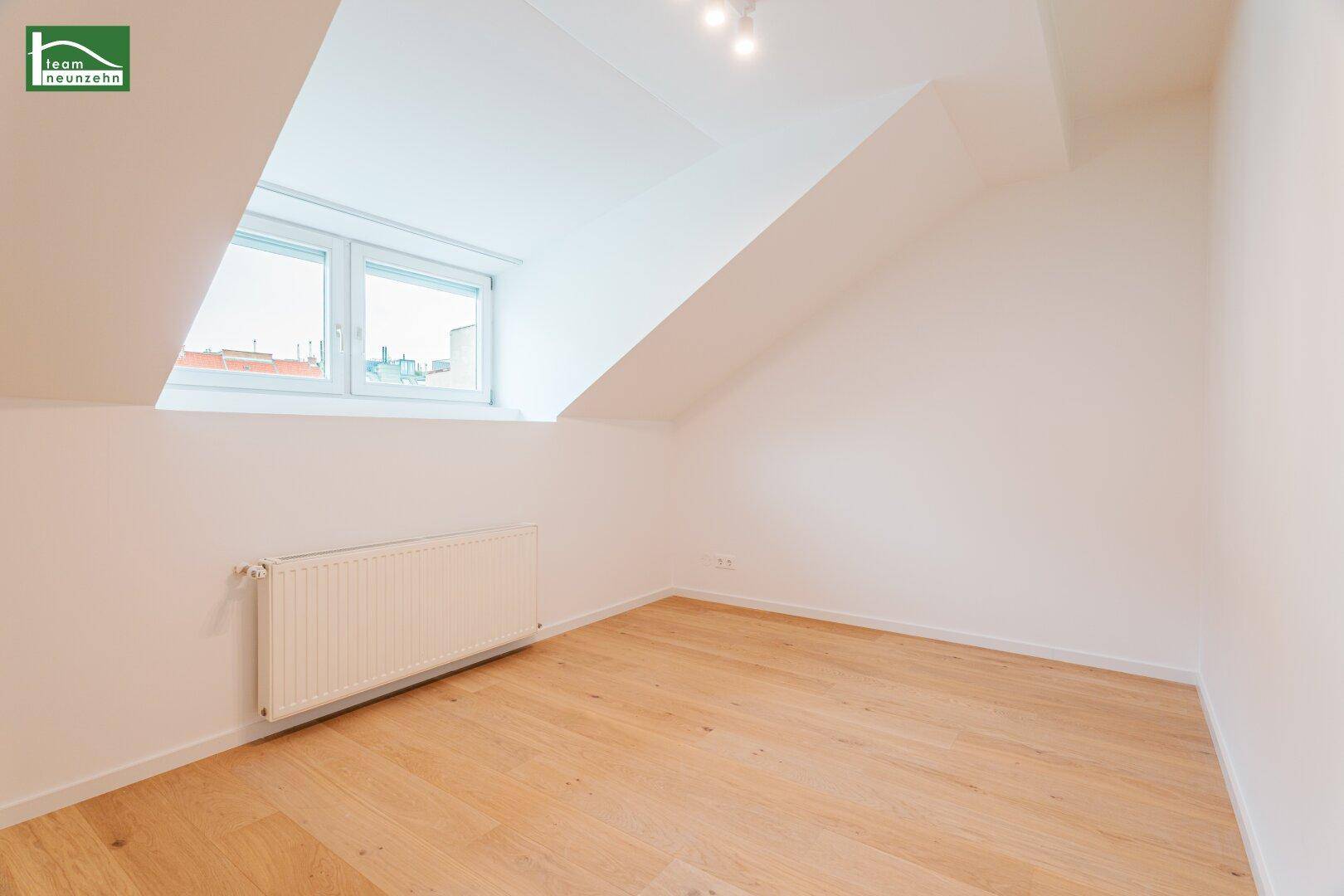 Geräumiges Zimmer mit Parkettboden und Fenster, bereit zur individuellen Gestaltung.