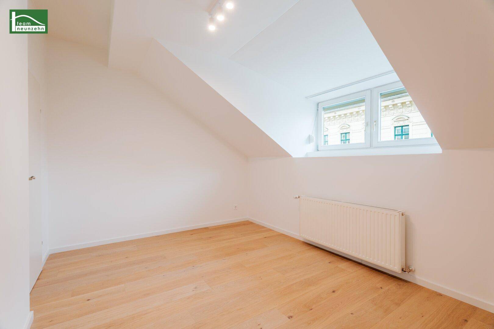 Modernes Zimmer mit Parkettboden und Fenster, bietet viel natürliches Licht.