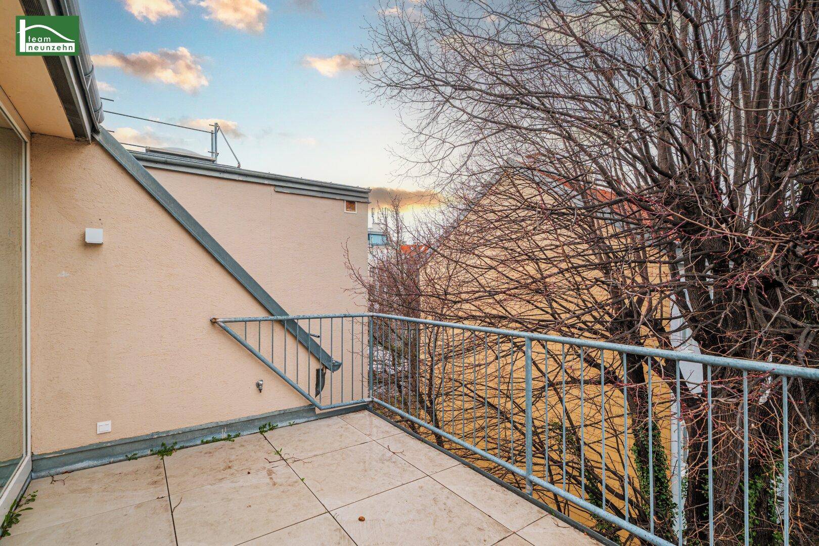 Großer Balkon mit Fliesenboden und Metallgeländer, bietet Platz für Entspannung im Freien.