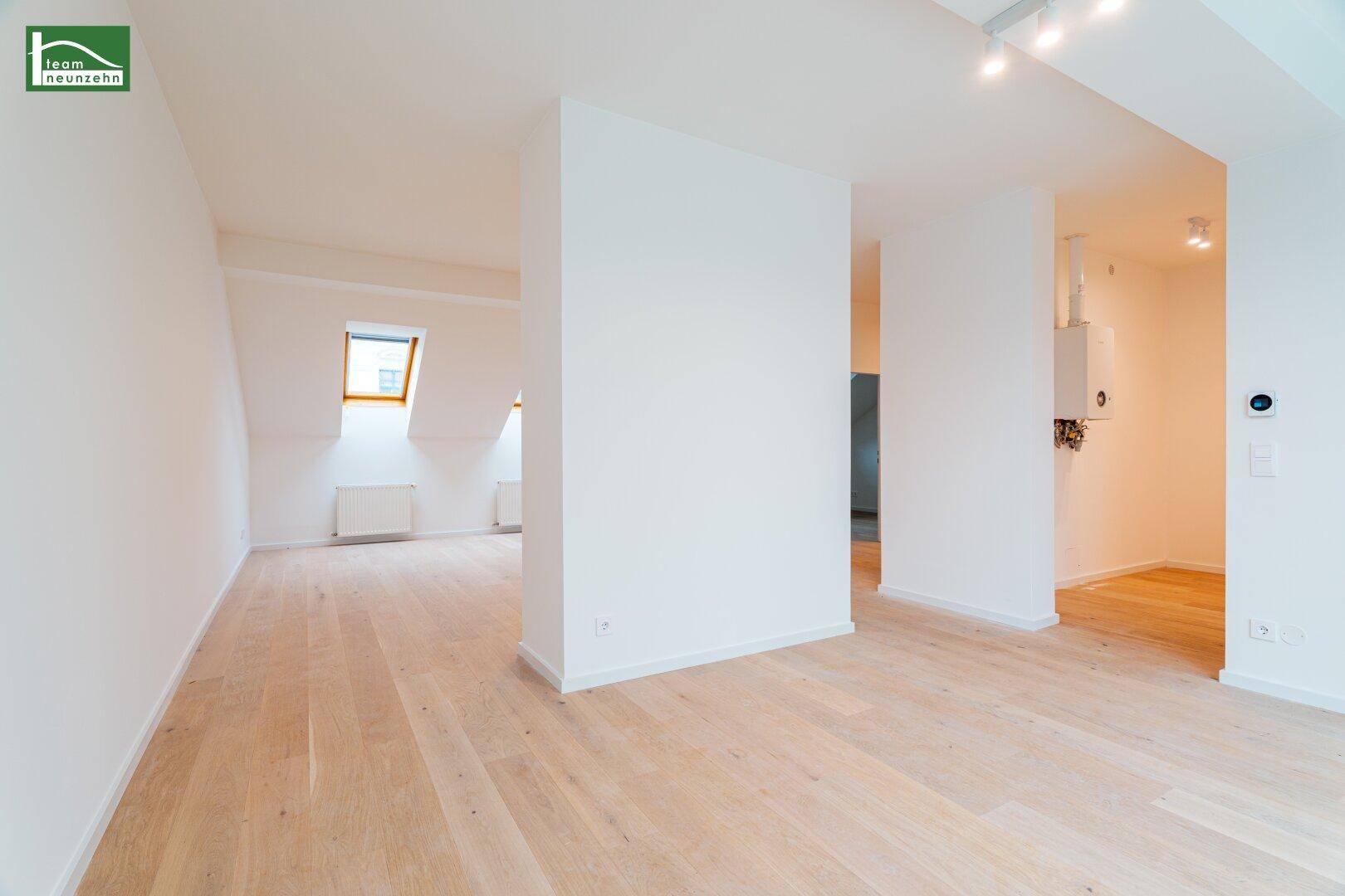 Geräumiger Wohnbereich mit Dachfenster und sichtbarer Heizungsanlage, bereit für die Einrichtung.
