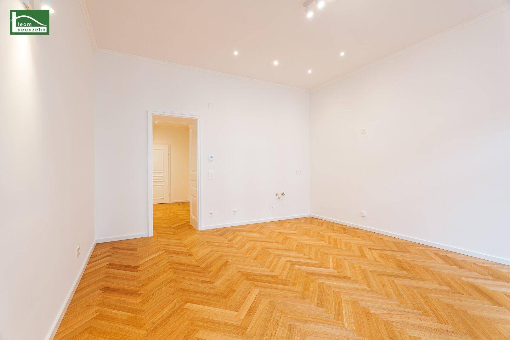 Renoviertes Zimmer mit Fischgrätparkett und hohen Decken, bereit zum Einzug.