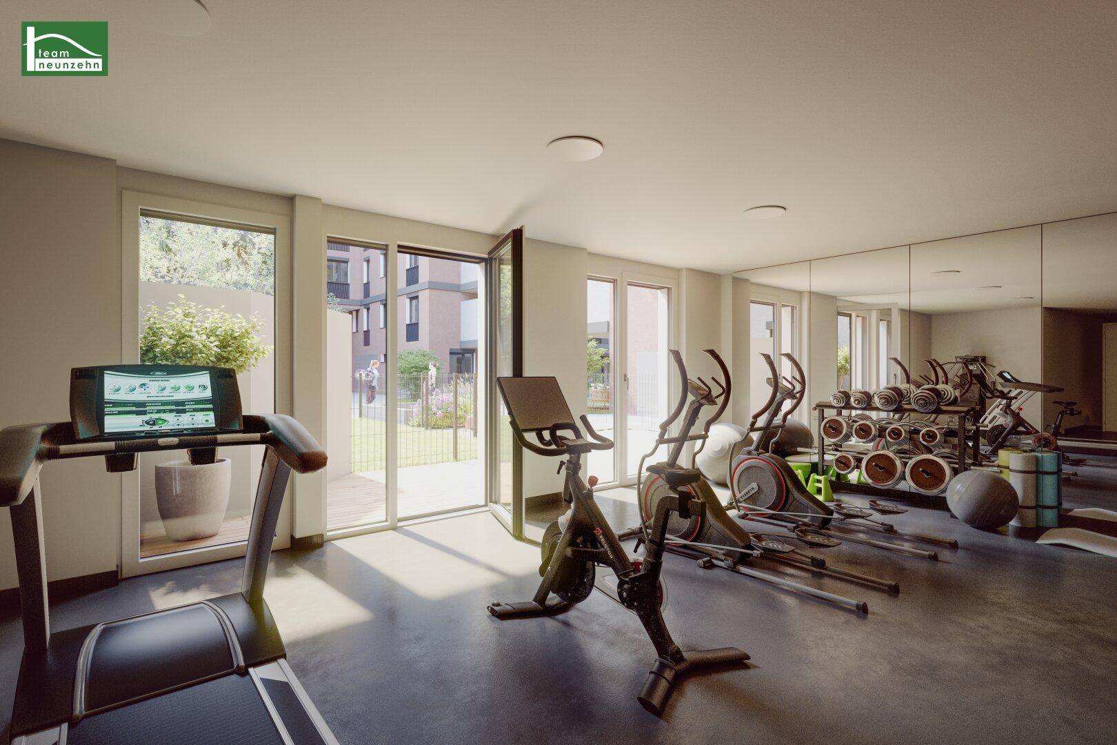 Moderner Fitnessraum mit verschiedenen Trainingsgeräten, Spiegelfront und Zugang zum Außenbereich.