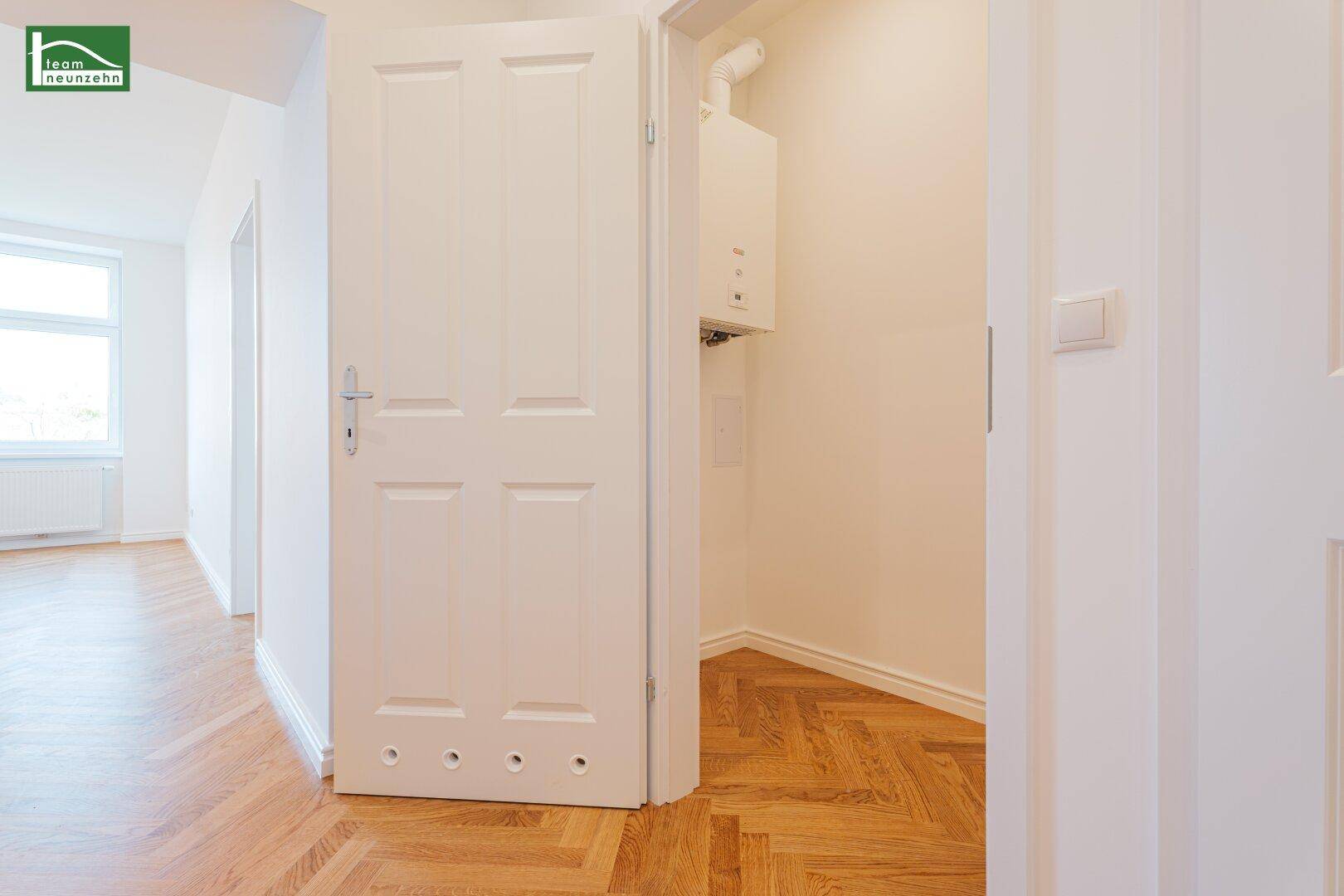 Kleiner Abstellraum mit Gastherme und Anschlüssen, ideal für Haustechnik und Lagerung.