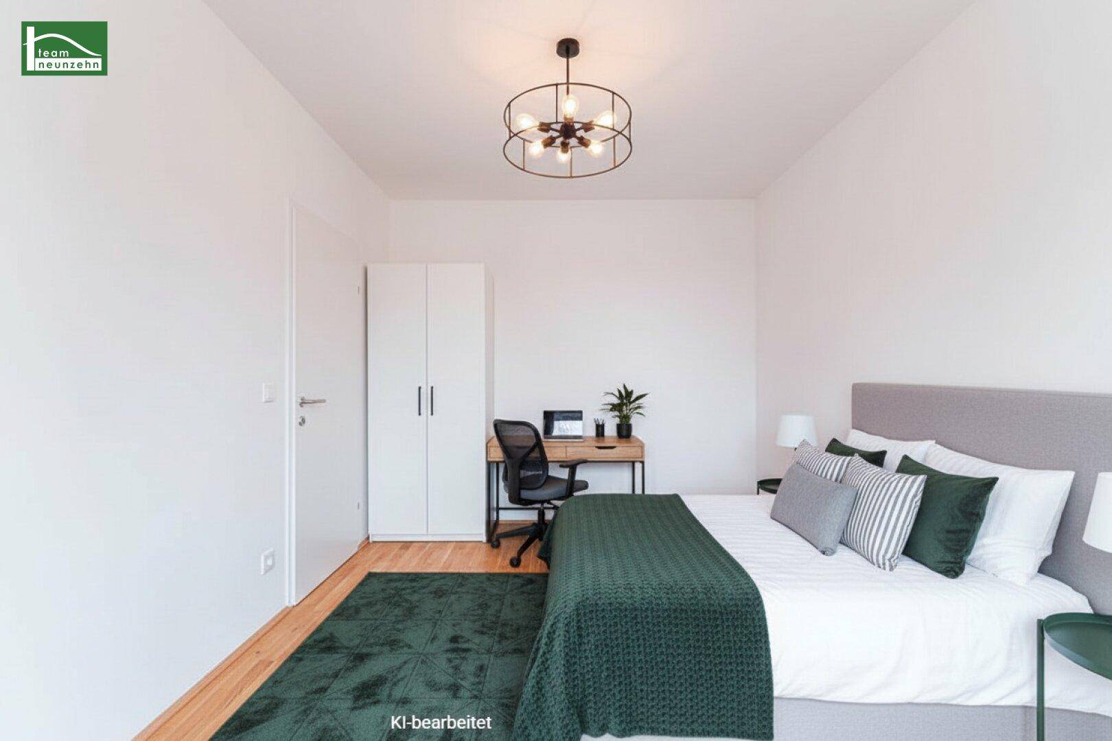 Modern eingerichtetes Schlafzimmer mit hellem Holzboden, großem Bett, Schreibtisch und Kleiderschrank.