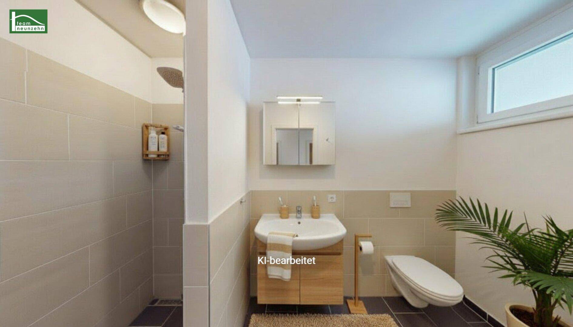 Modernes Badezimmer mit begehbarer Dusche, Fenster und hellen Fliesen für eine freundliche Atmosphäre.