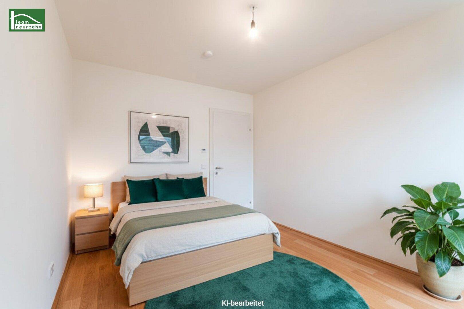 Modern eingerichtetes Schlafzimmer mit Holzboden, Bett und Pflanzen, bietet eine ruhige Atmosphäre.