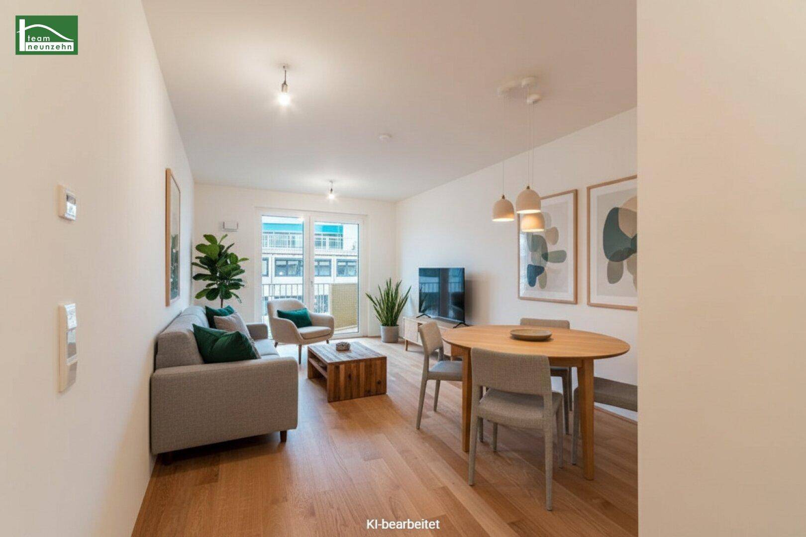 Gemütlicher Wohn-Essbereich mit Holzboden, modernen Möbeln und Zugang zum Balkon.