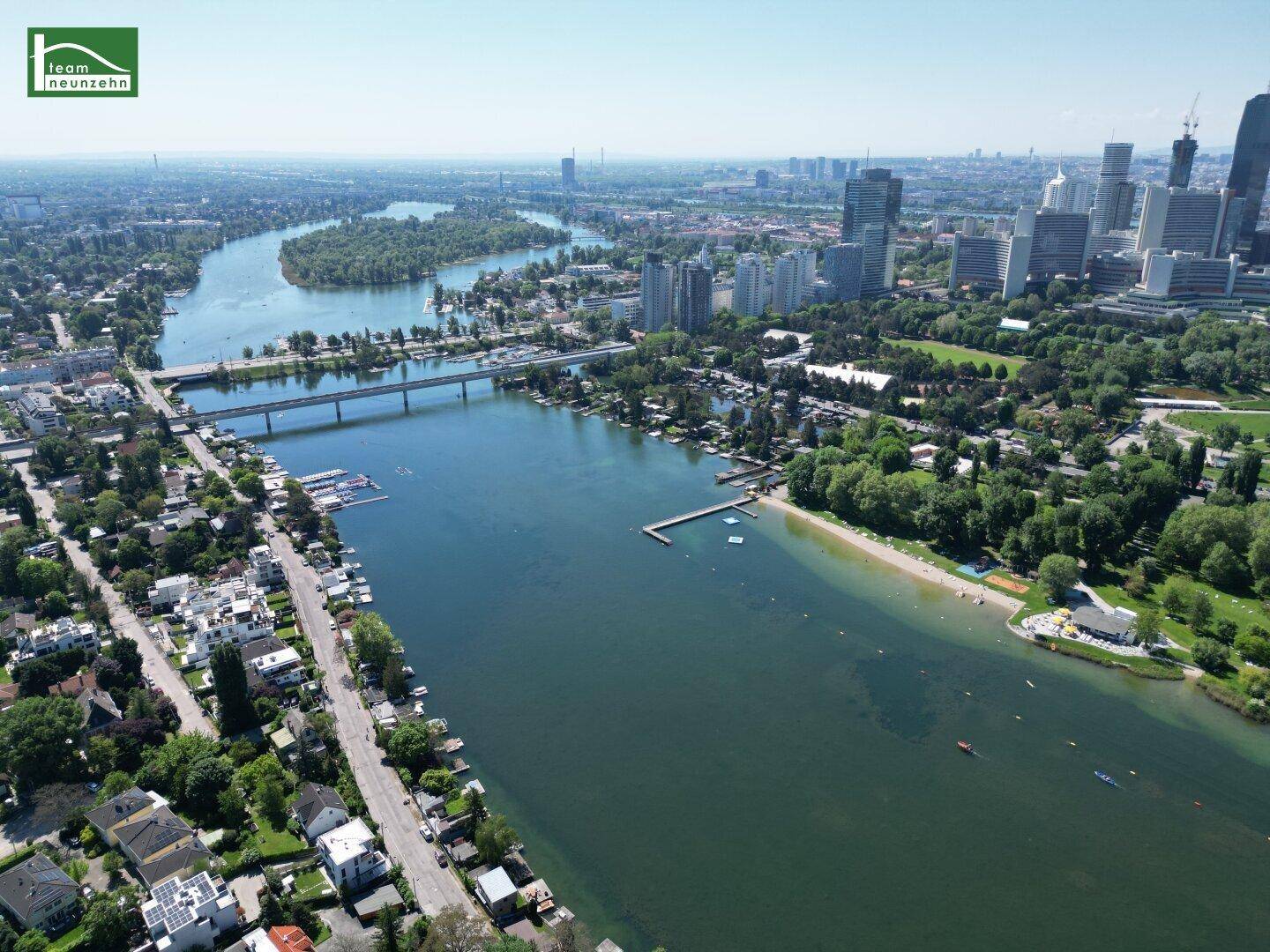 Weitläufige Luftaufnahme der Stadt mit Fluss, Brücken und modernen Gebäuden.