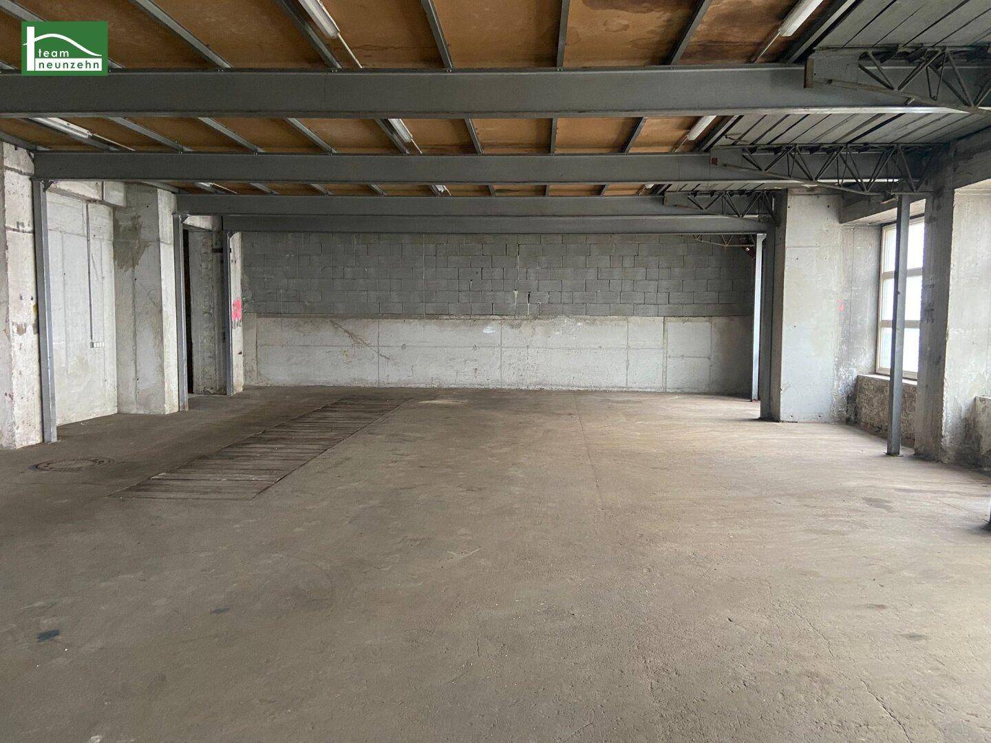 Großer, offener Lagerraum mit Betonboden und sichtbaren Stahlträgern, bereit für den Ausbau.