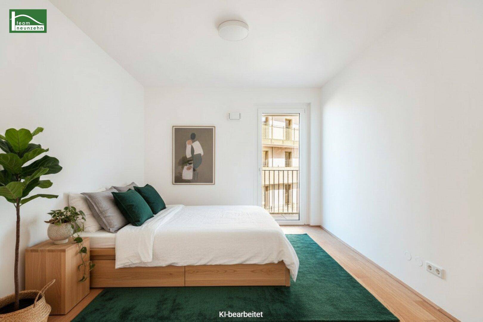 Gemütliches Schlafzimmer mit Holzboden, großem Bett und grünem Teppich, bietet direkten Balkonzugang.