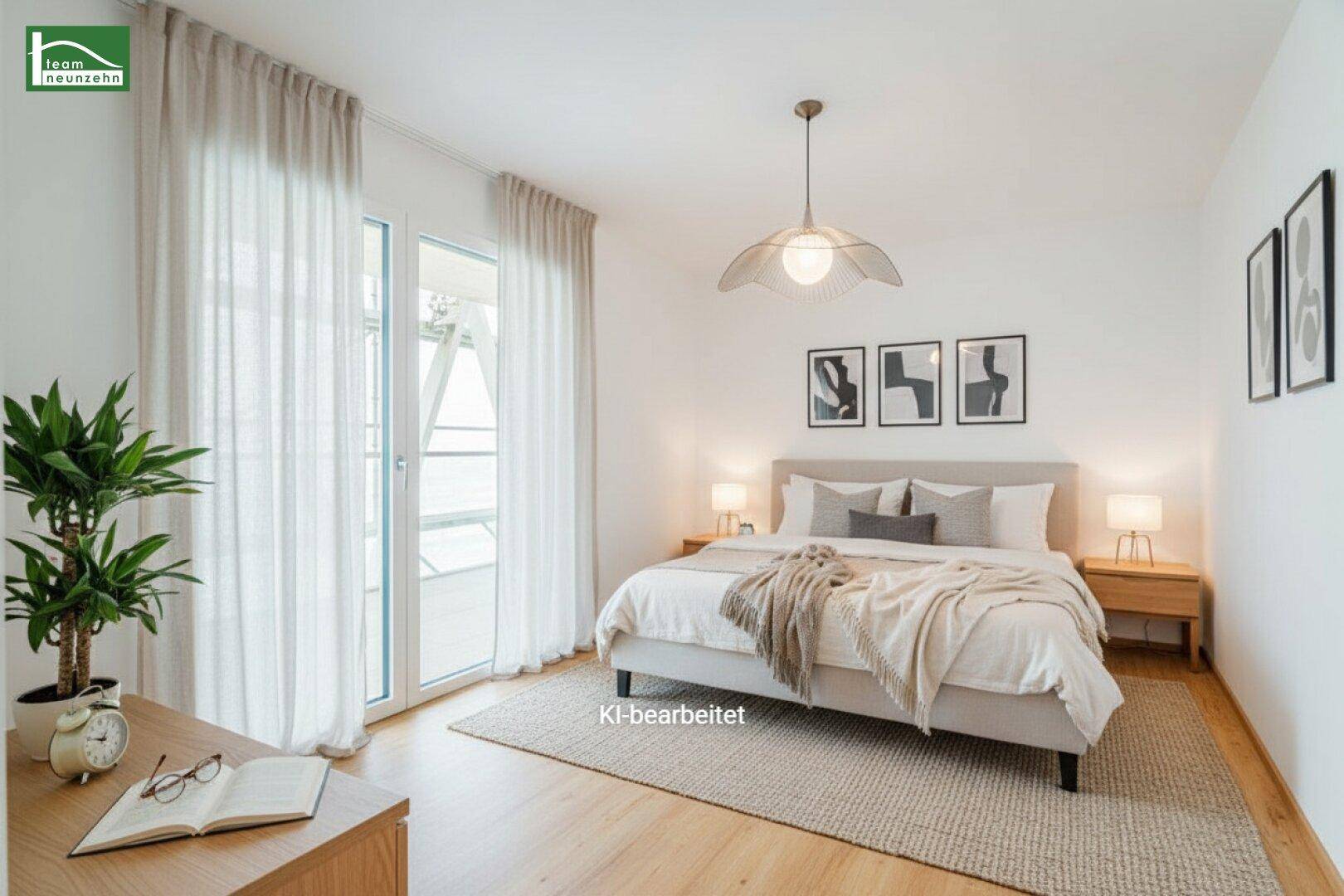Helles Schlafzimmer mit Doppelbett, Nachttischen, Laminatboden und Balkonzugang.