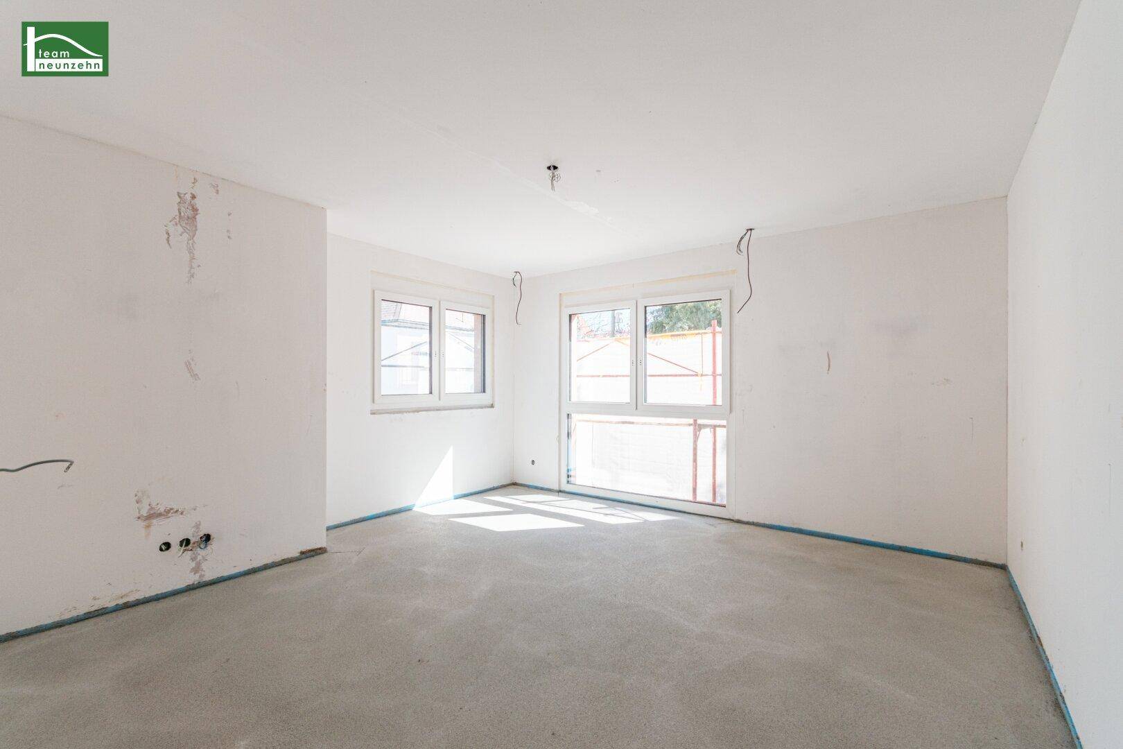 Leerer Raum mit Fenster und Balkonzugang, ideal für die zukünftige Gestaltung.