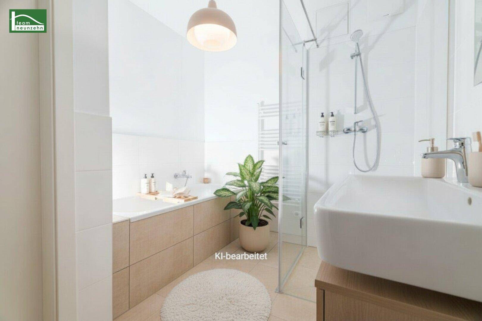 Virtuell dekoriertes Badezimmer mit Badewanne, Glasdusche und Pflanzenakzenten.