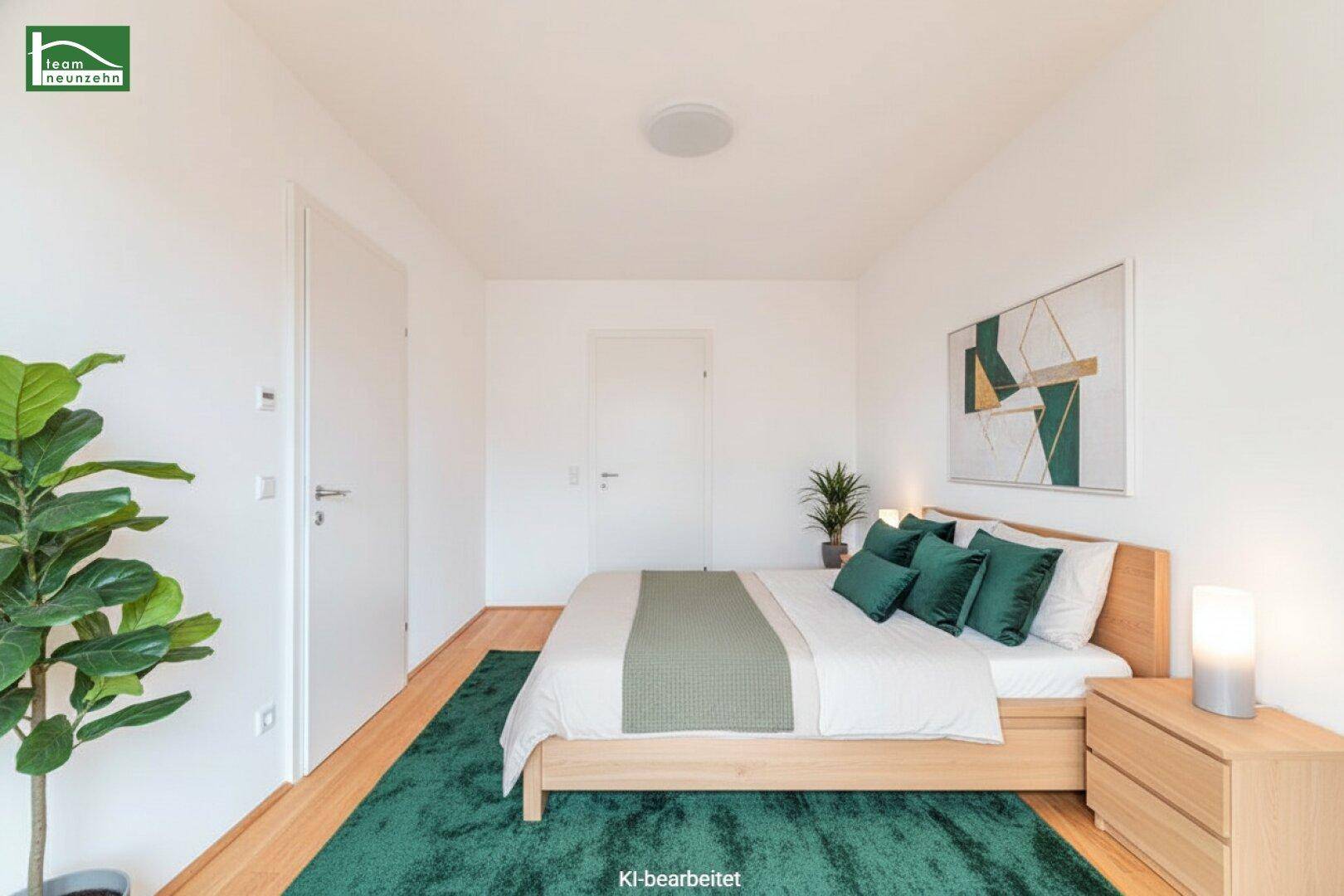 Möbliertes Schlafzimmer mit Holzbett, grünem Teppich und moderner Dekoration, hell und einladend.