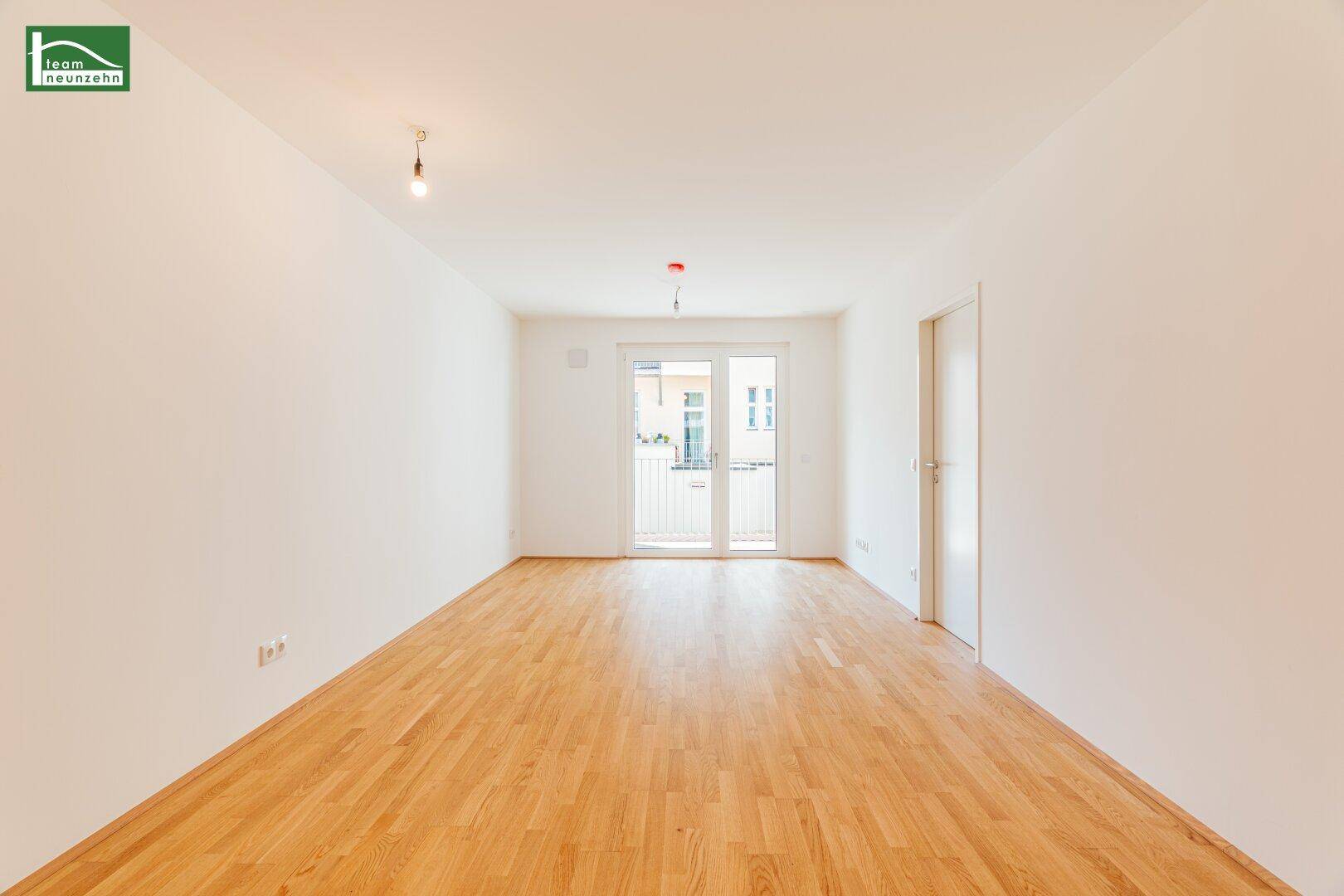 Lichtdurchfluteter Raum mit Parkettboden und Zugang zu einem französischen Balkon, vielseitig nutzbar.