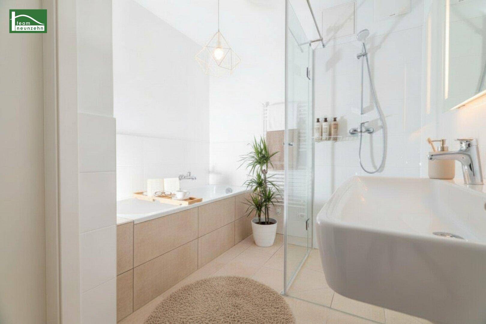 Stilvolles Badezimmer mit Badewanne, ebenerdiger Dusche und modernem Design.