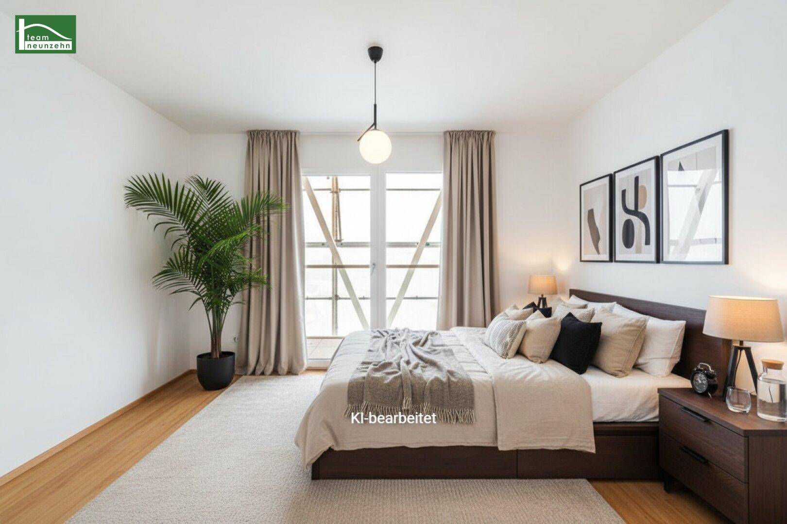 Helles Schlafzimmer mit Holzboden, modernem Bett und Zugang zu einem Balkon, KI-bearbeitet.
