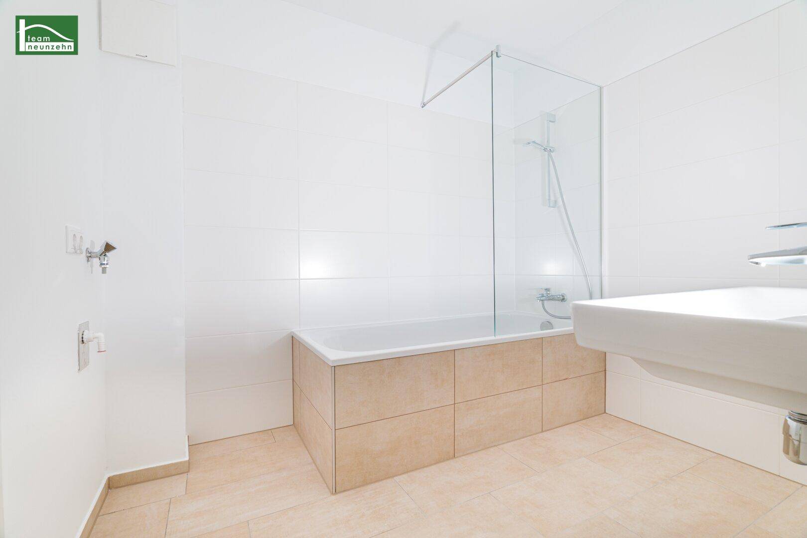 Modernes Badezimmer mit Badewanne, Duschabtrennung und großem Waschbecken.