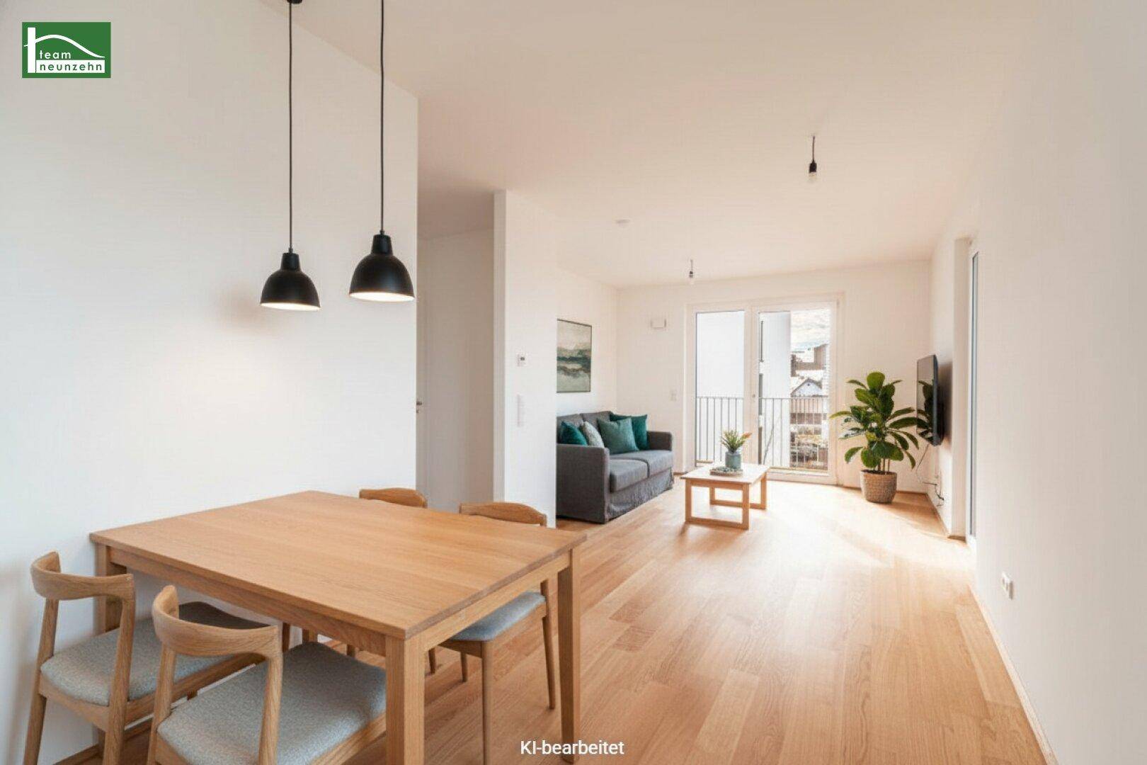 Möblierter Wohn-Essbereich mit Holzboden, modernem Dekor und Zugang zum Balkon.