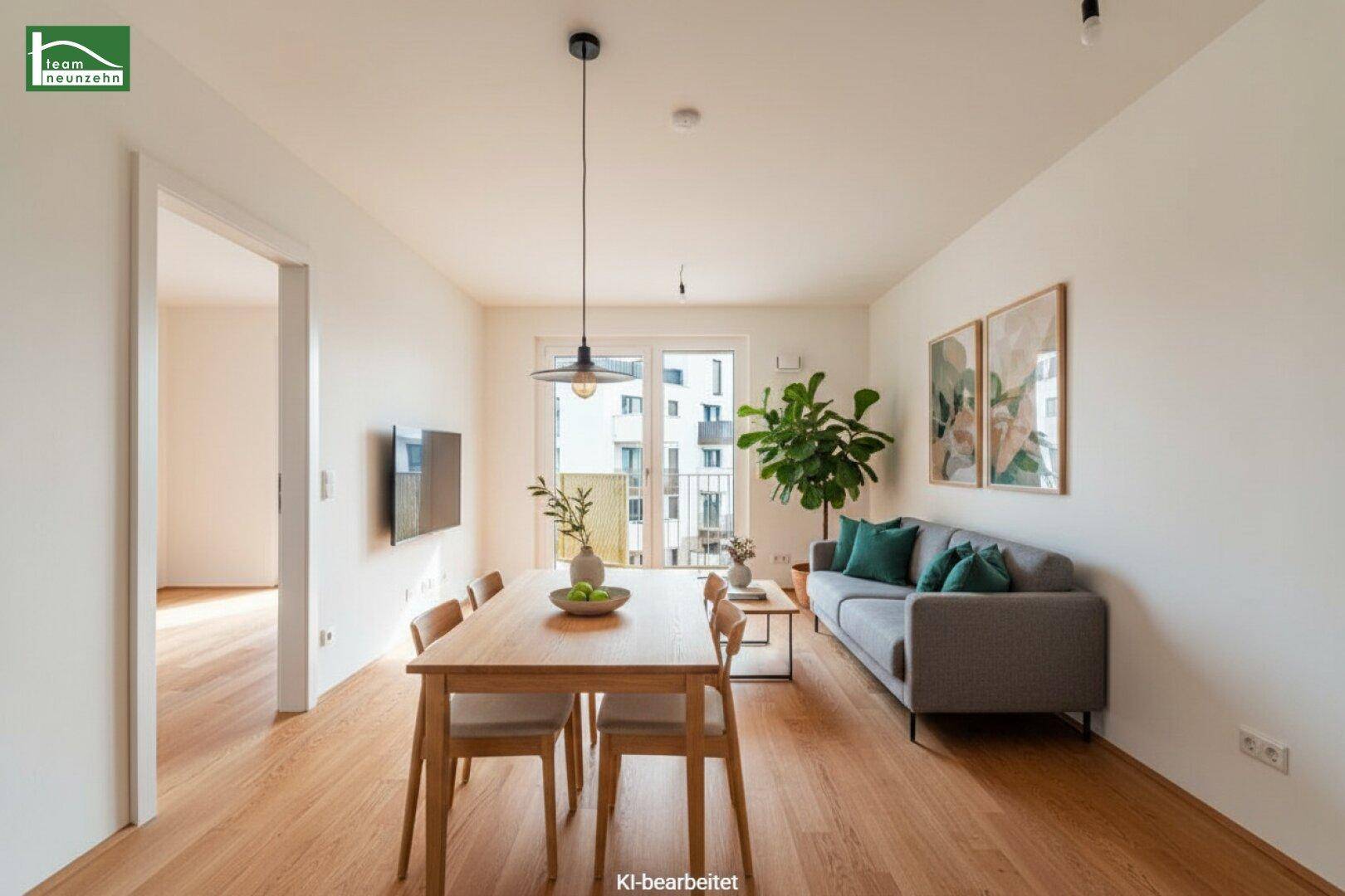 Modern eingerichteter Wohn-Essbereich mit Holztisch, Sofa und Zugang zum Balkon.