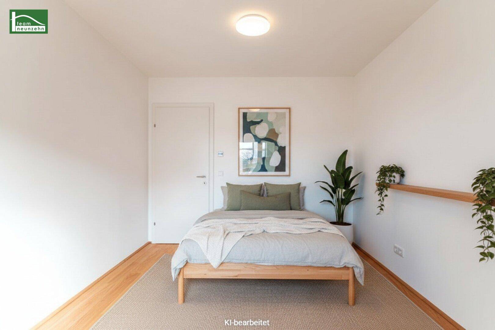 Modern eingerichtetes Schlafzimmer mit Holzbett, Pflanzen und hellem Holzboden.
