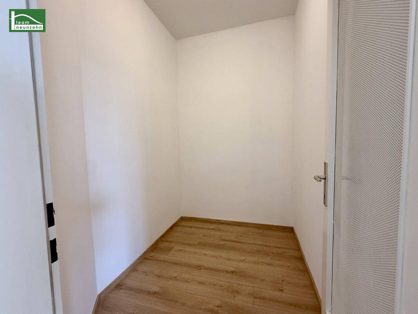 Kleiner Abstellraum mit Laminatboden, ideal für zusätzlichen Stauraum.