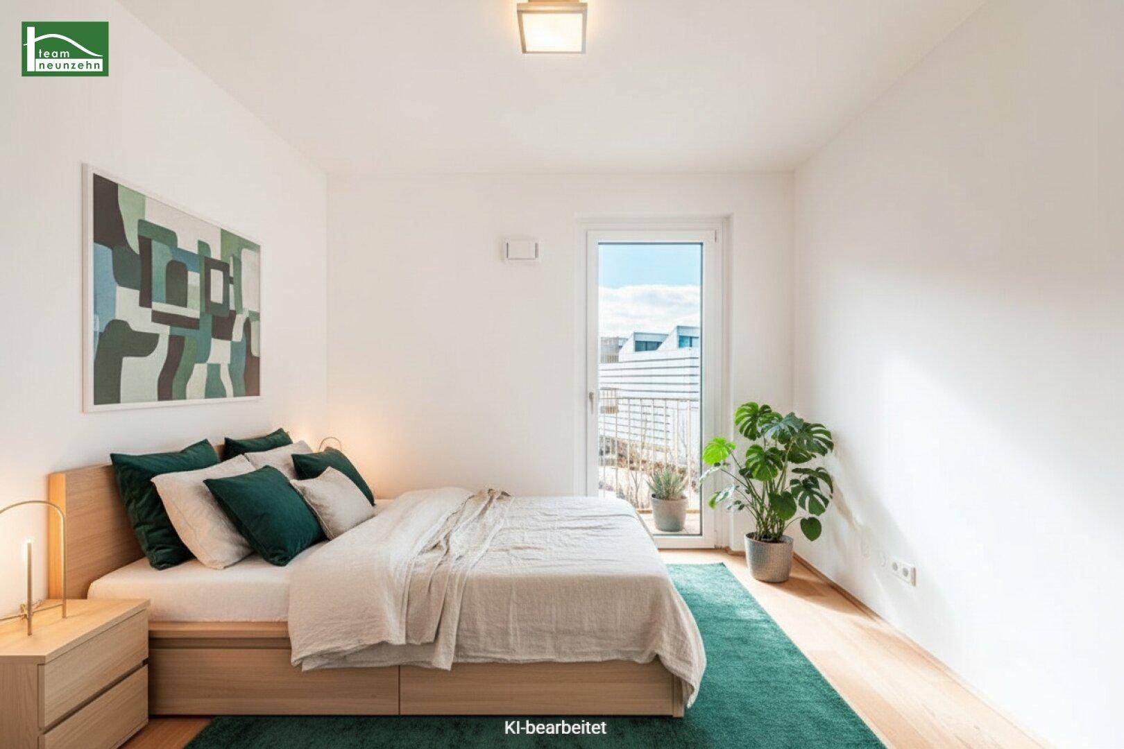 Modernes Schlafzimmer mit Holzboden, grüner Dekoration und Zugang zum Balkon.
