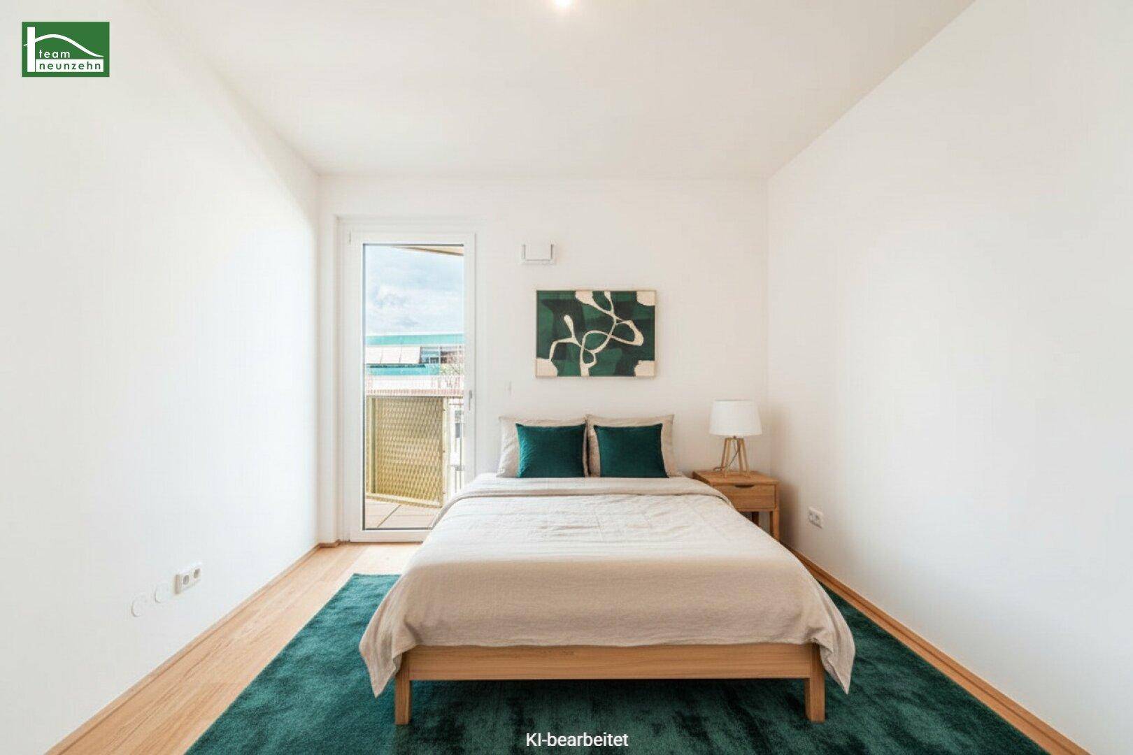 Gemütliches Schlafzimmer mit Holzboden, Bett und Teppich, künstlich möbliert.