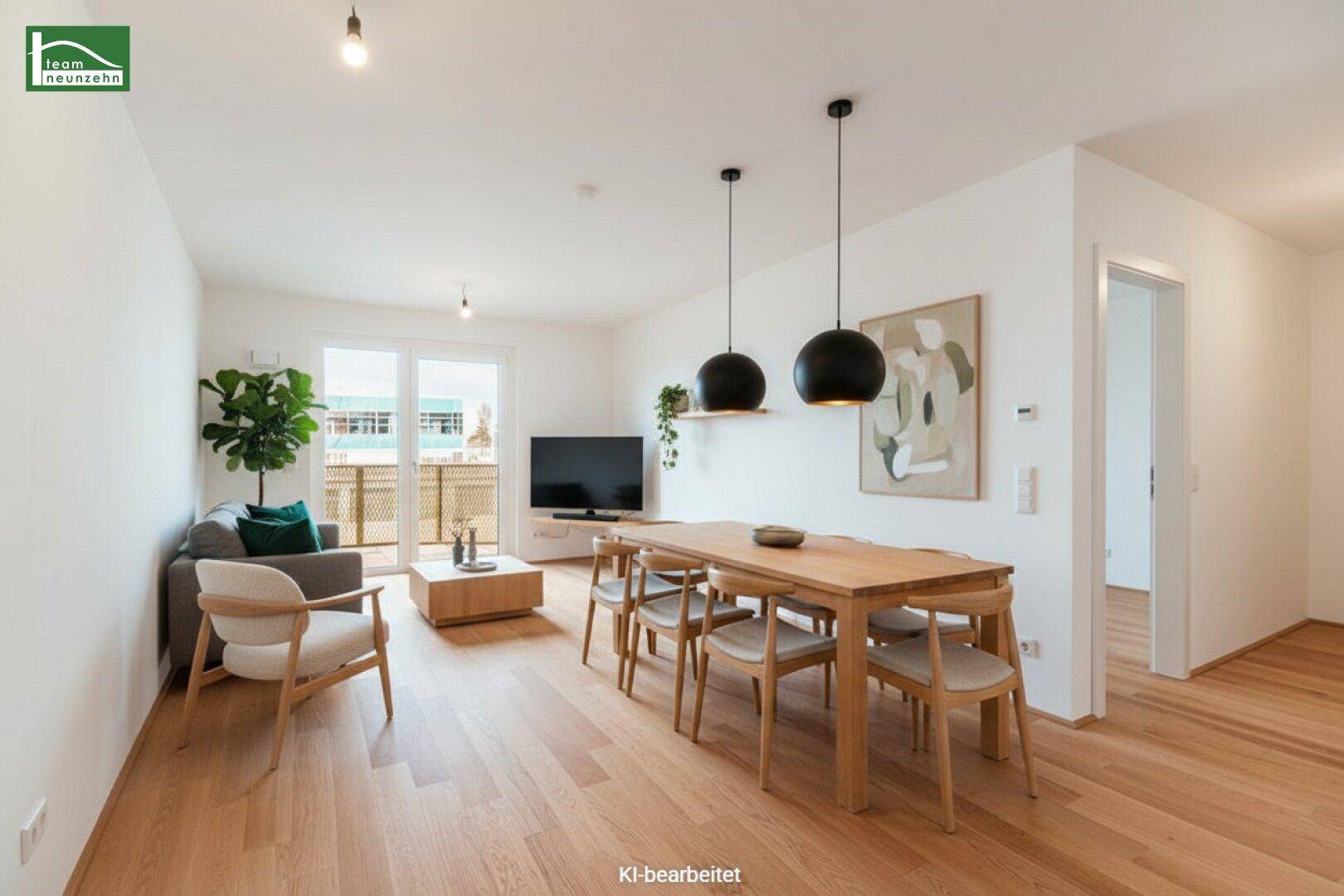 Modern eingerichteter Wohn-Essbereich mit Holzboden, Esstisch und Zugang zum Balkon.