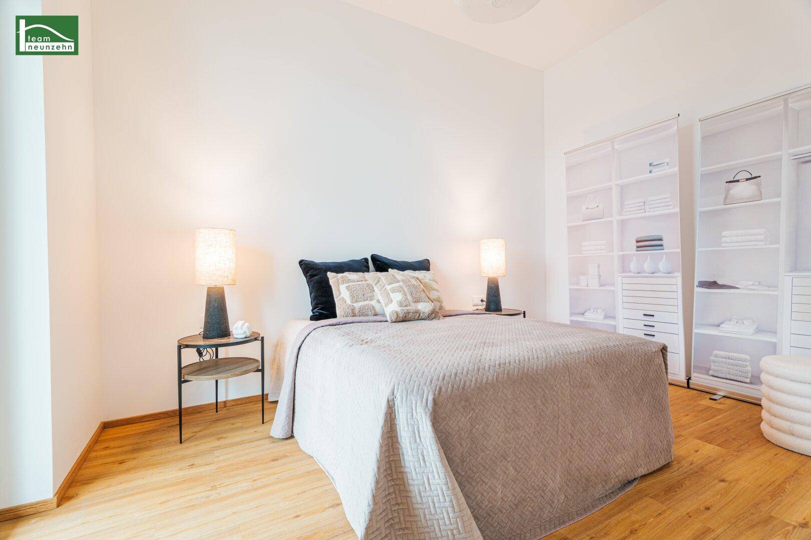 Gemütliches Schlafzimmer mit Doppelbett, Nachttischen und offenem Regalsystem.