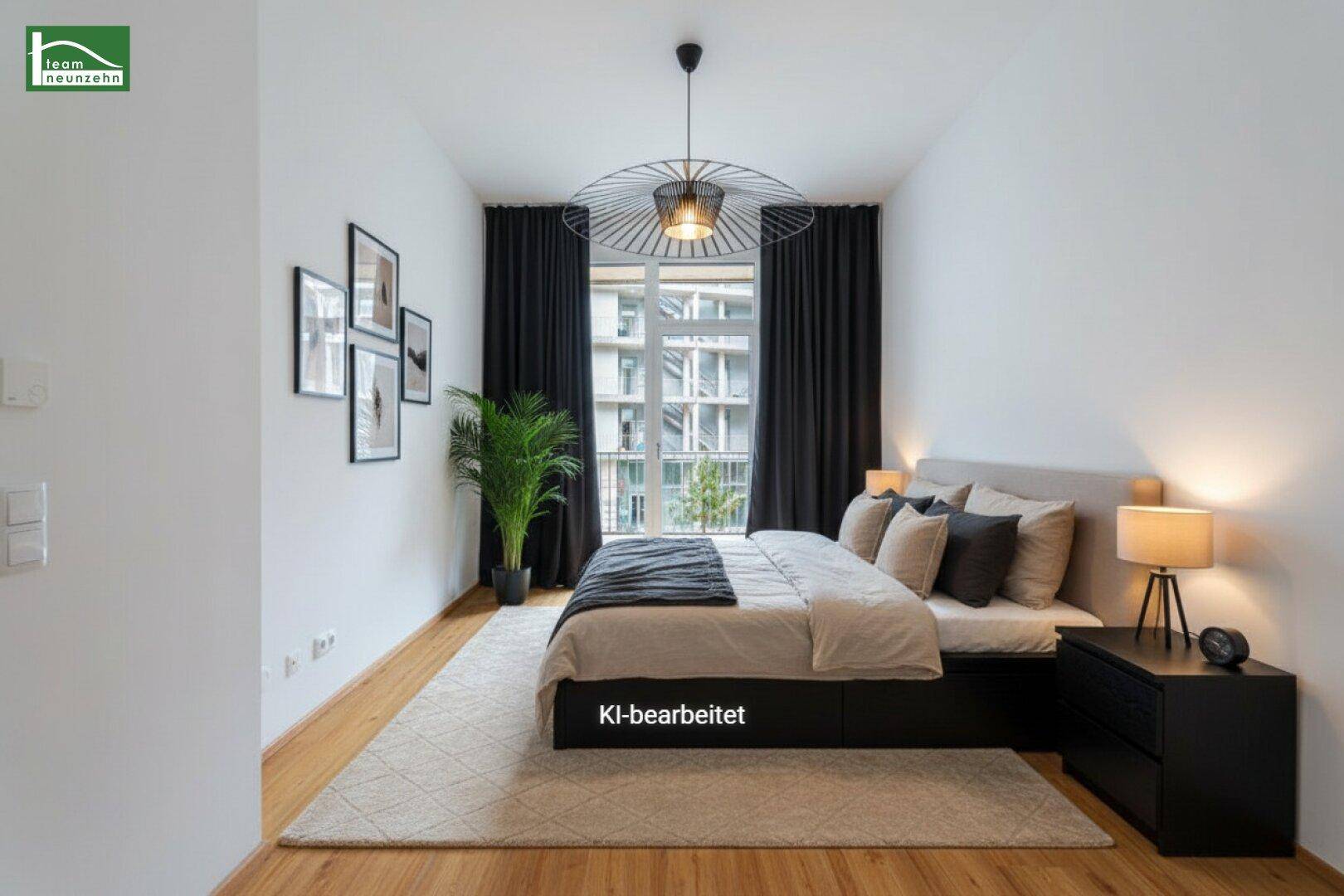 Modernes Schlafzimmer mit Doppelbett, dunklen Vorhängen und Blick nach draußen.