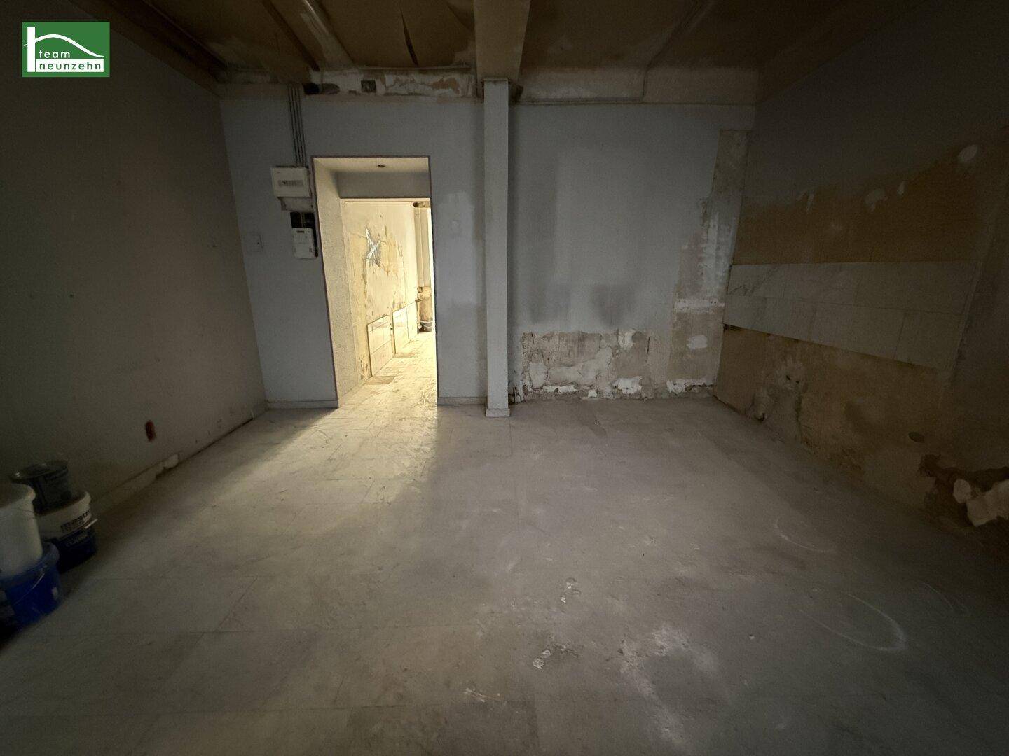 Leerer Innenraum in Renovierung mit sichtbaren Wänden und Deckenstrukturen, bereit zur Umgestaltung.