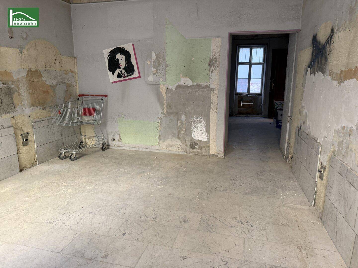 Unfertiger Innenraum mit Fliesenboden und Renovierungsspuren, bereit für den Ausbau.
