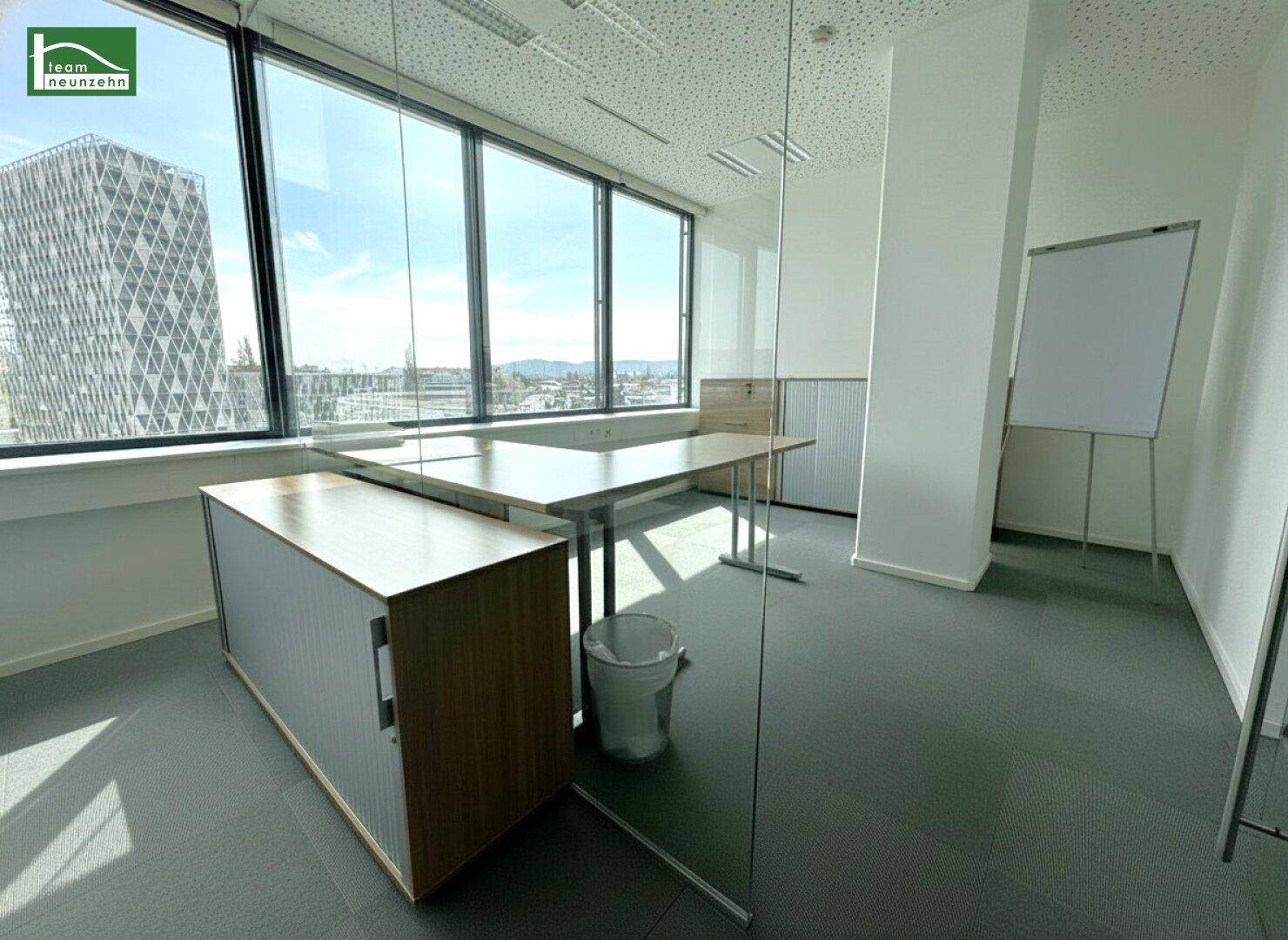 Geräumiges Büro mit großen Fenstern, die viel Tageslicht hereinlassen und einen weiten Blick bieten.
