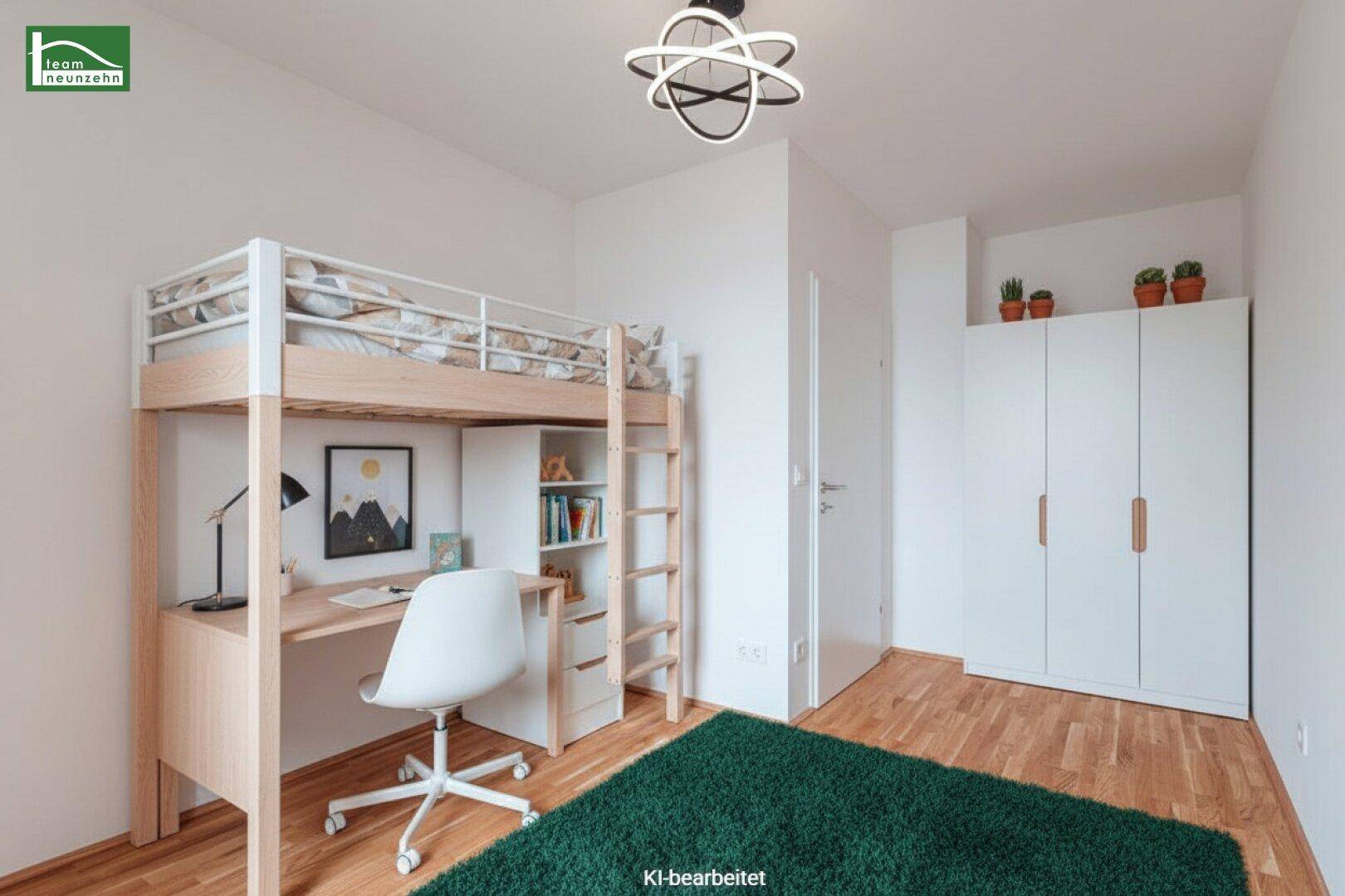 Kinderzimmer mit Hochbett, Schreibtisch und Kleiderschrank, ausgestattet mit Parkettboden.