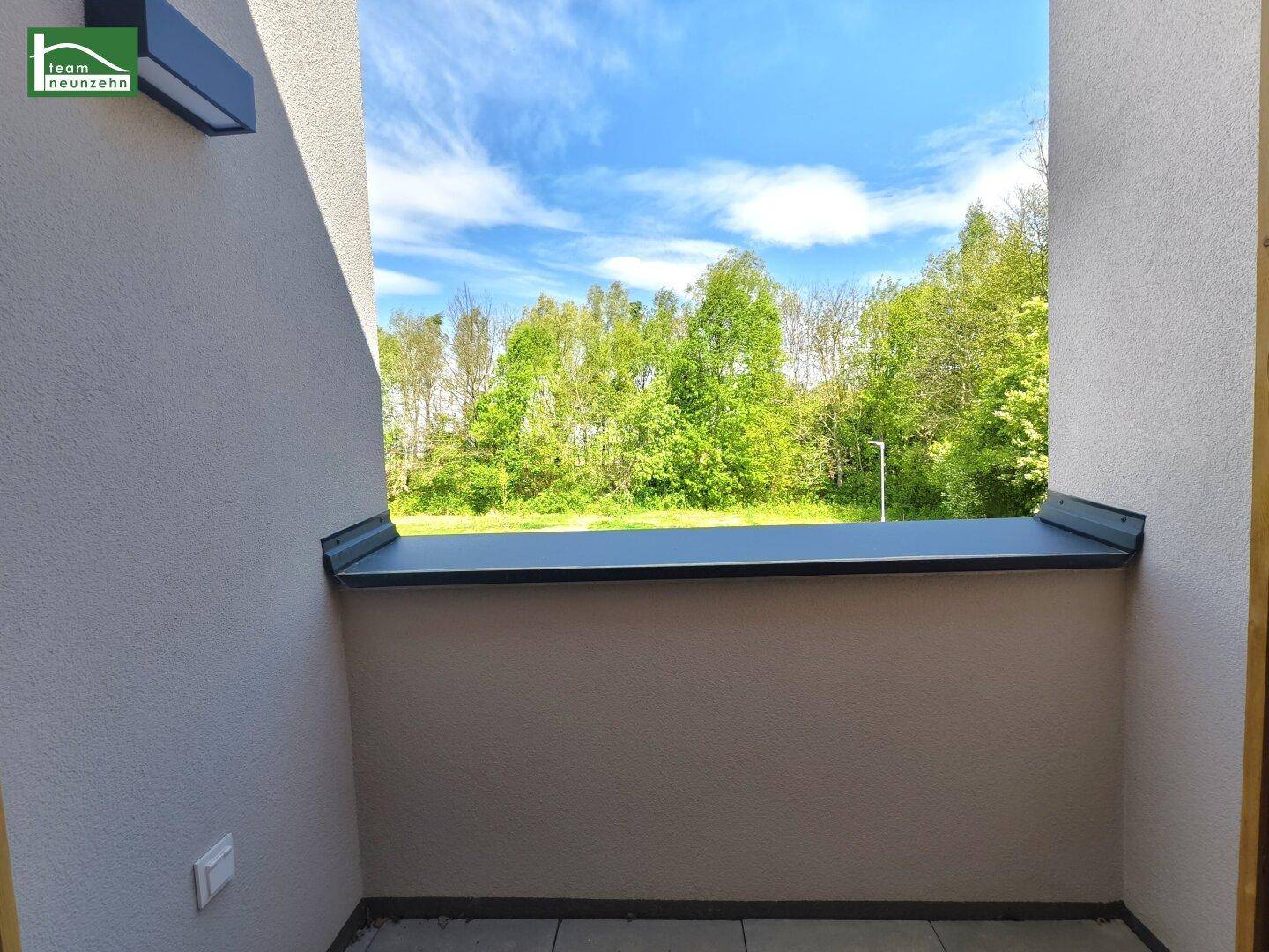 Balkon mit weitem Blick auf grüne Bäume und die umliegende Natur, bietet Ruhe und Erholung.