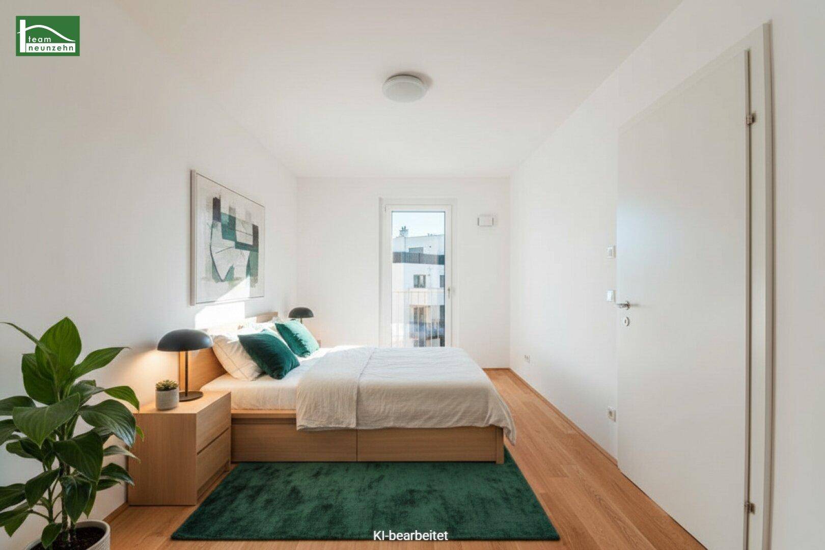 Modern eingerichtetes Schlafzimmer mit Holzparkett, Doppelbett und viel natürlichem Licht.