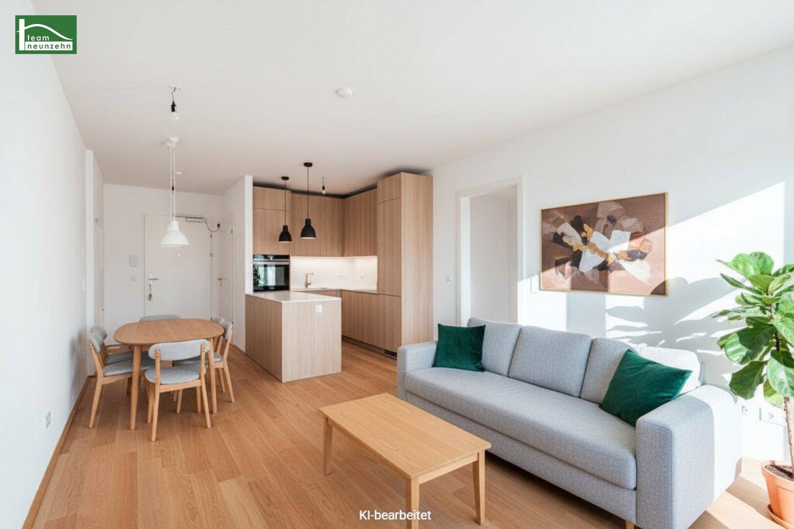 Modern eingerichteter Wohn-Essbereich mit offener Küche, Holzboden und viel Tageslicht.