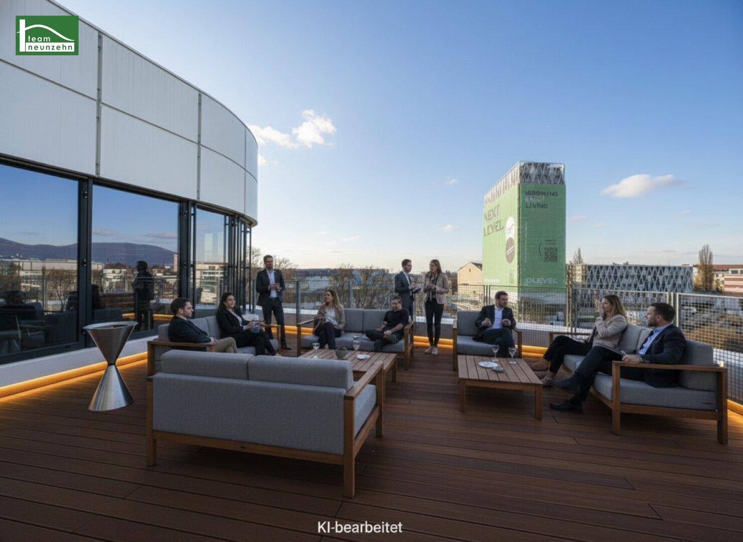 Helle Dachterrasse mit stilvollen Holz-Lounge-Möbeln und bequemen Sitzgelegenheiten, perfekt für entspannte Stunden im Freien.