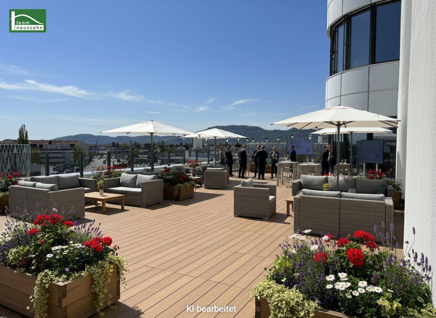 Geräumige Dachterrasse mit bequemen Loungemöbeln, Sonnenschirmen und Blumenkästen, ideal für Veranstaltungen.