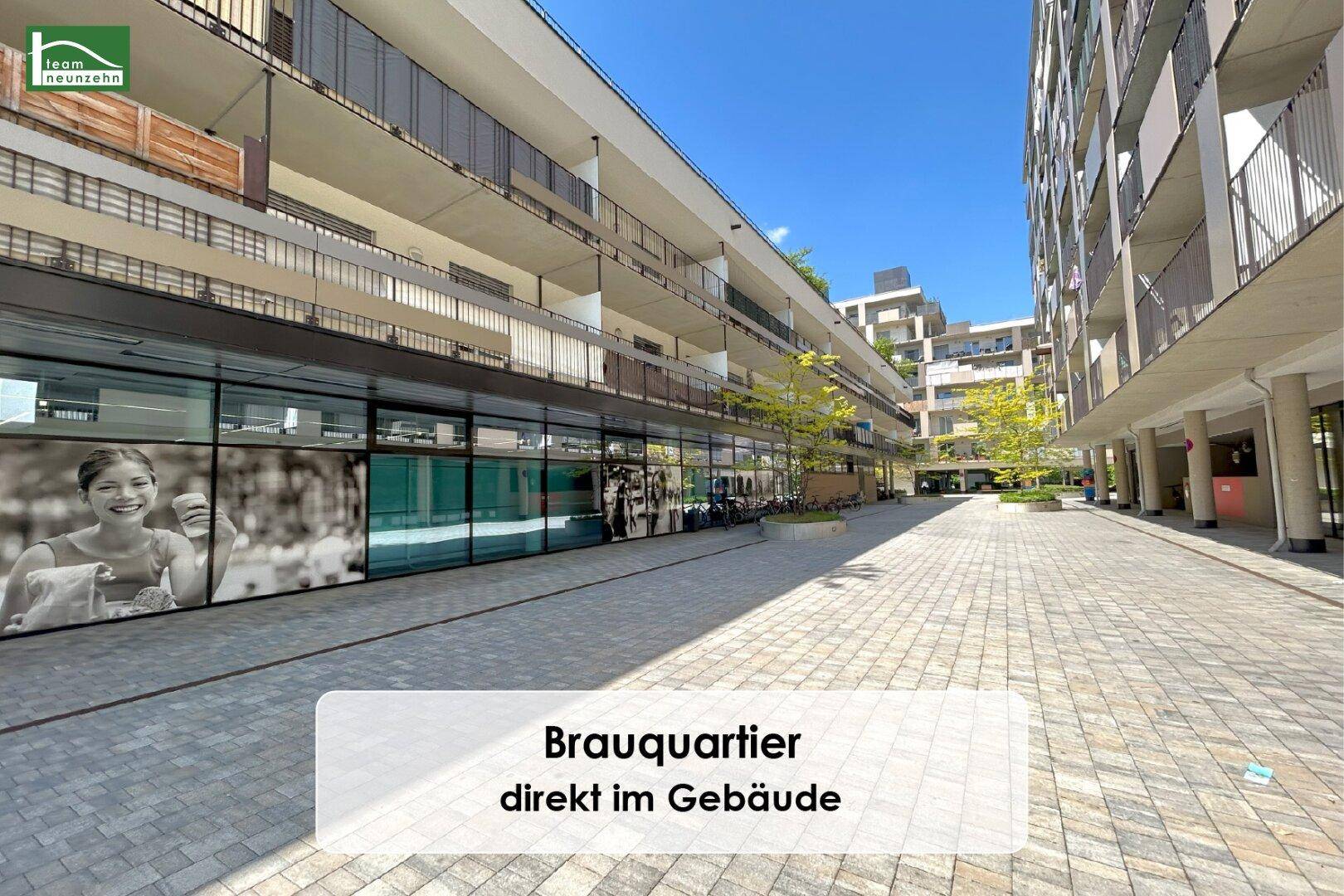Fußgängerzone im Brauquartier mit modernen Gebäuden und gepflastertem Boden.
