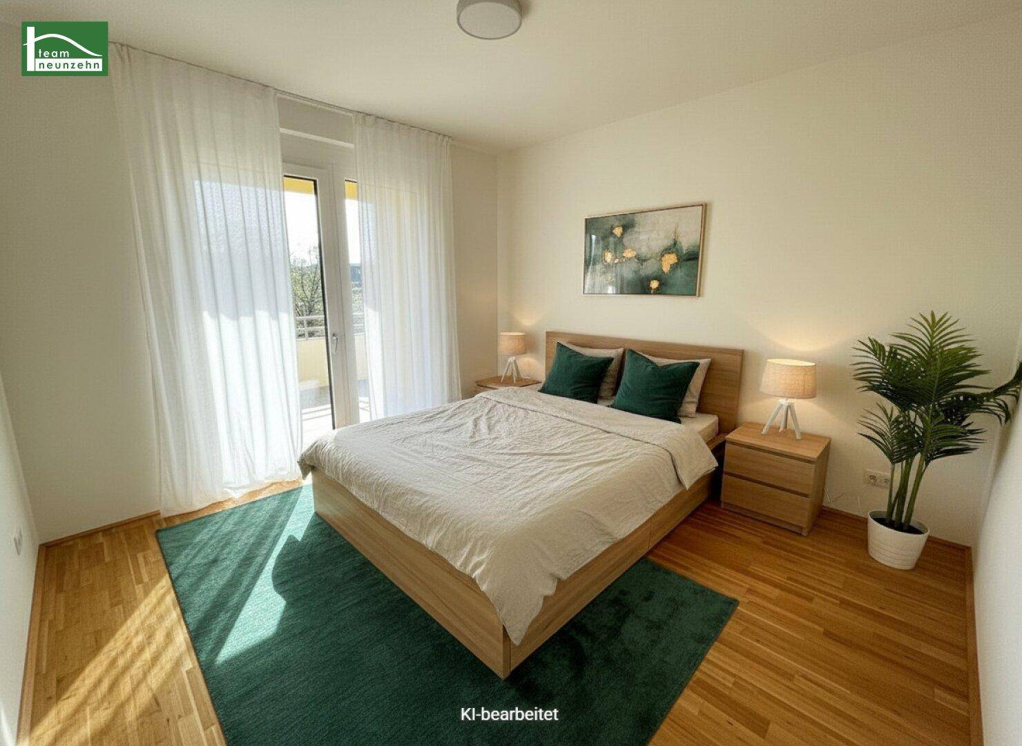 Gemütliches Schlafzimmer mit Doppelbett, Holzboden und Zugang zum Balkon.