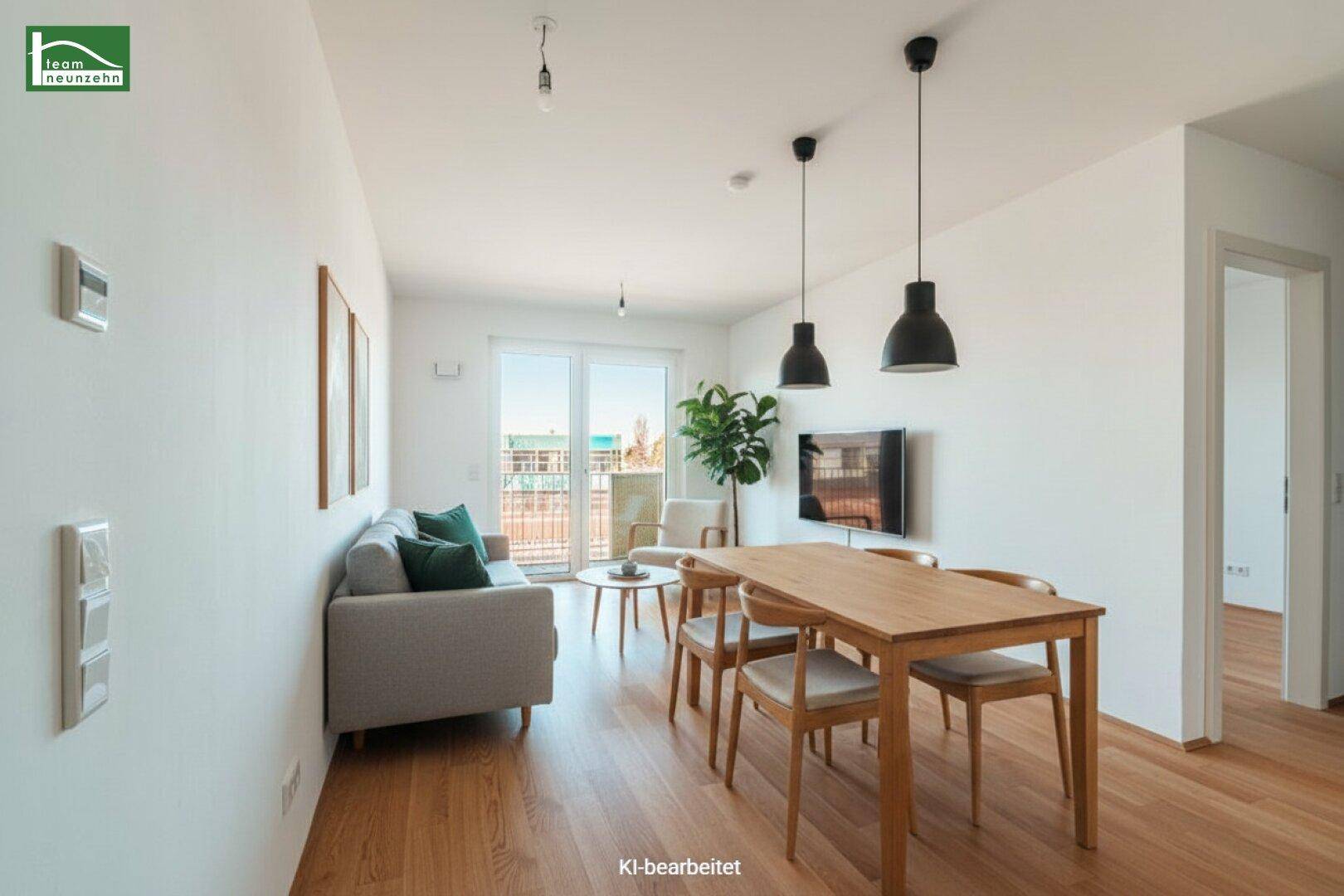 Modern eingerichteter Wohn-Essbereich mit Holzboden, Esstisch und Sofa, lichtdurchflutet.