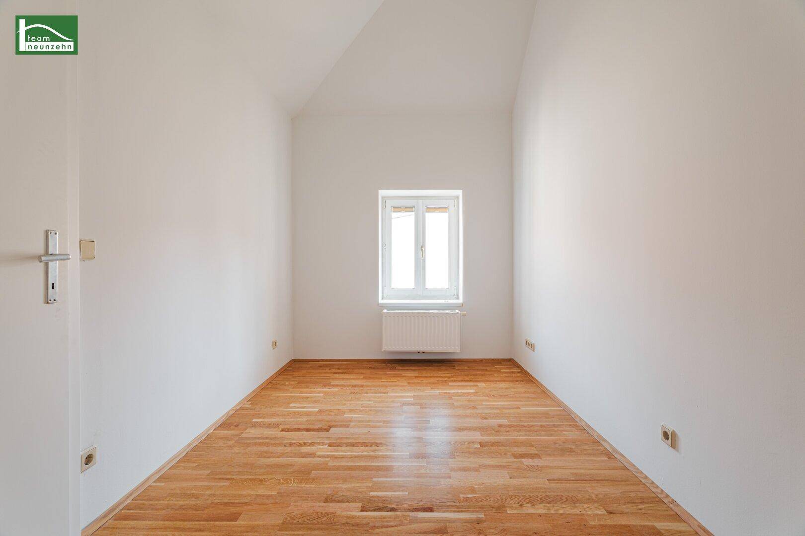 Kleiner, heller Raum mit Holzboden und einem Fenster, ideal als Schlaf- oder Arbeitszimmer nutzbar.