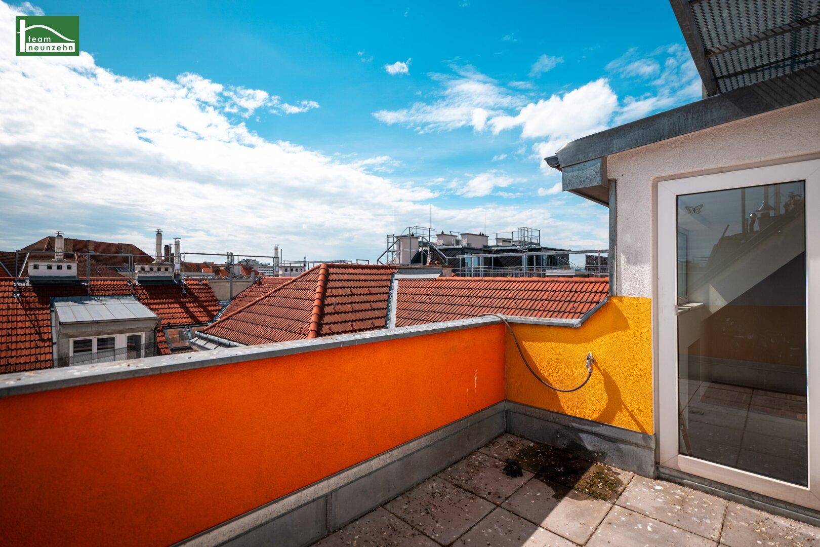 Dachterrasse mit Zugang zum Innenbereich und Panoramablick über die städtische Umgebung.