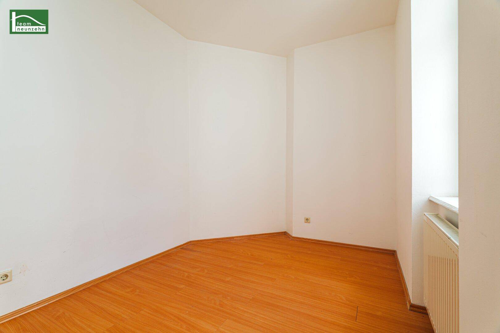 Kleineres Zimmer mit Holzboden und weiß gestrichenen Wänden, ideal als Schlaf- oder Arbeitszimmer.