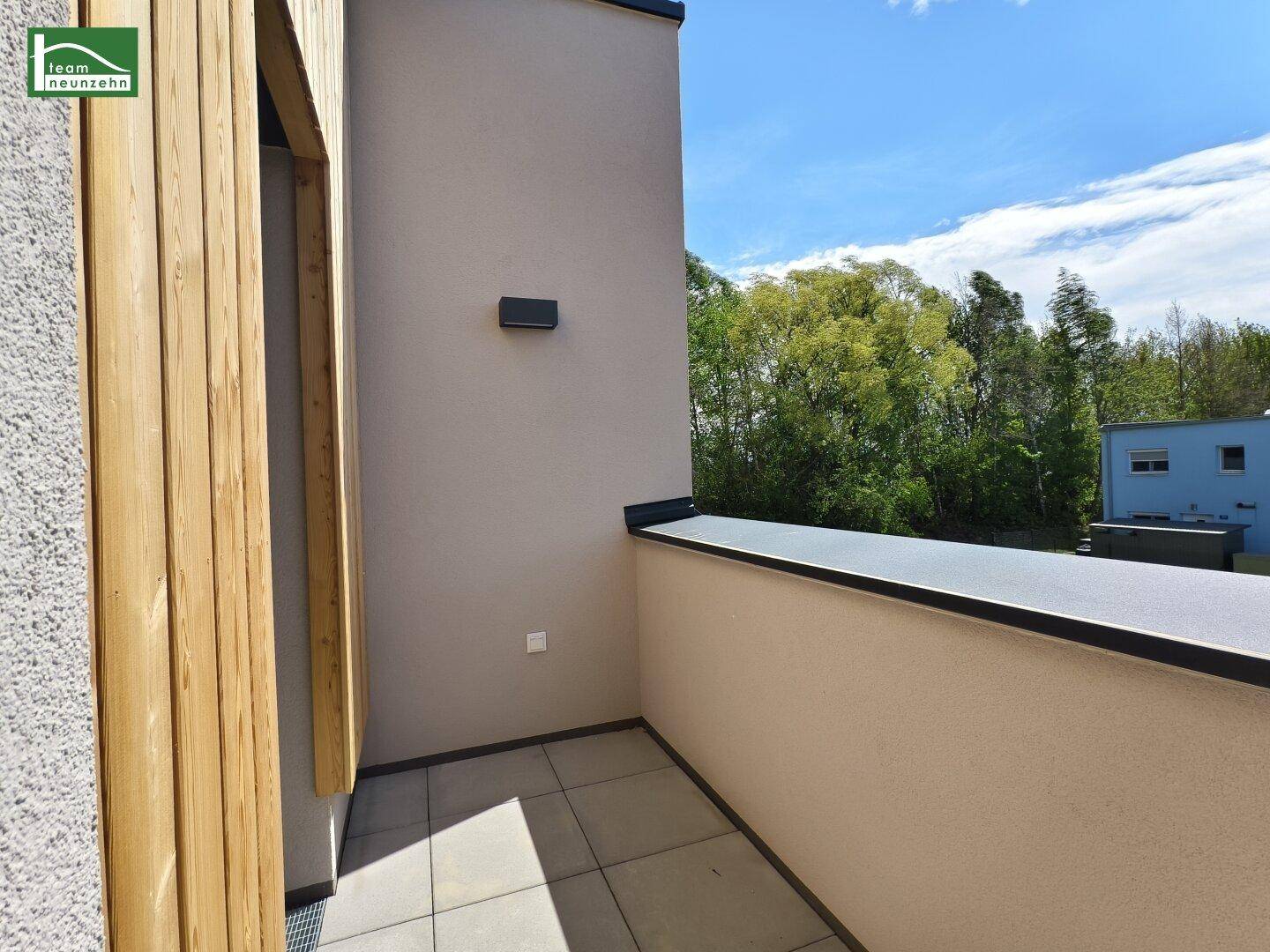 Kleiner Balkon mit Fliesenboden und modernem Design bietet einen schönen Blick ins Grüne.