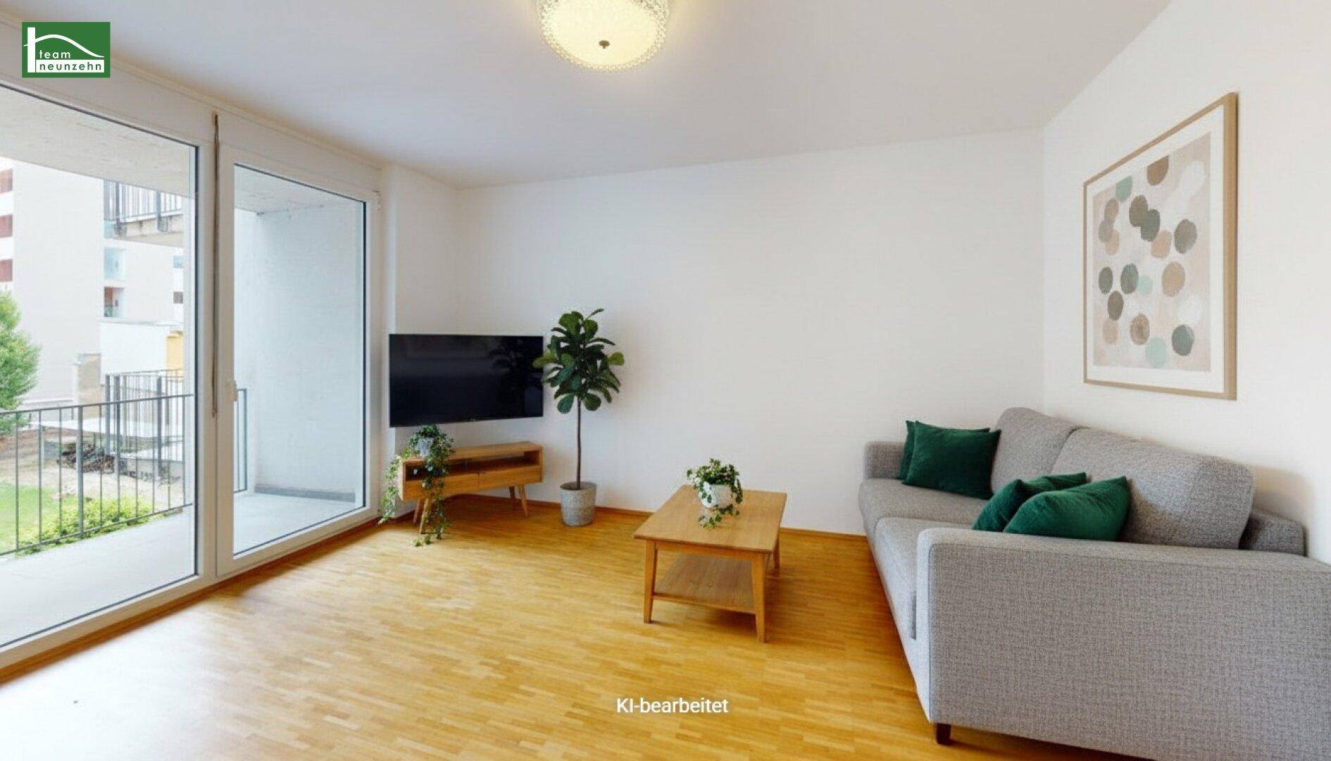 Virtuell möblierter Wohnbereich mit Sofa, Couchtisch und Zugang zum Balkon.